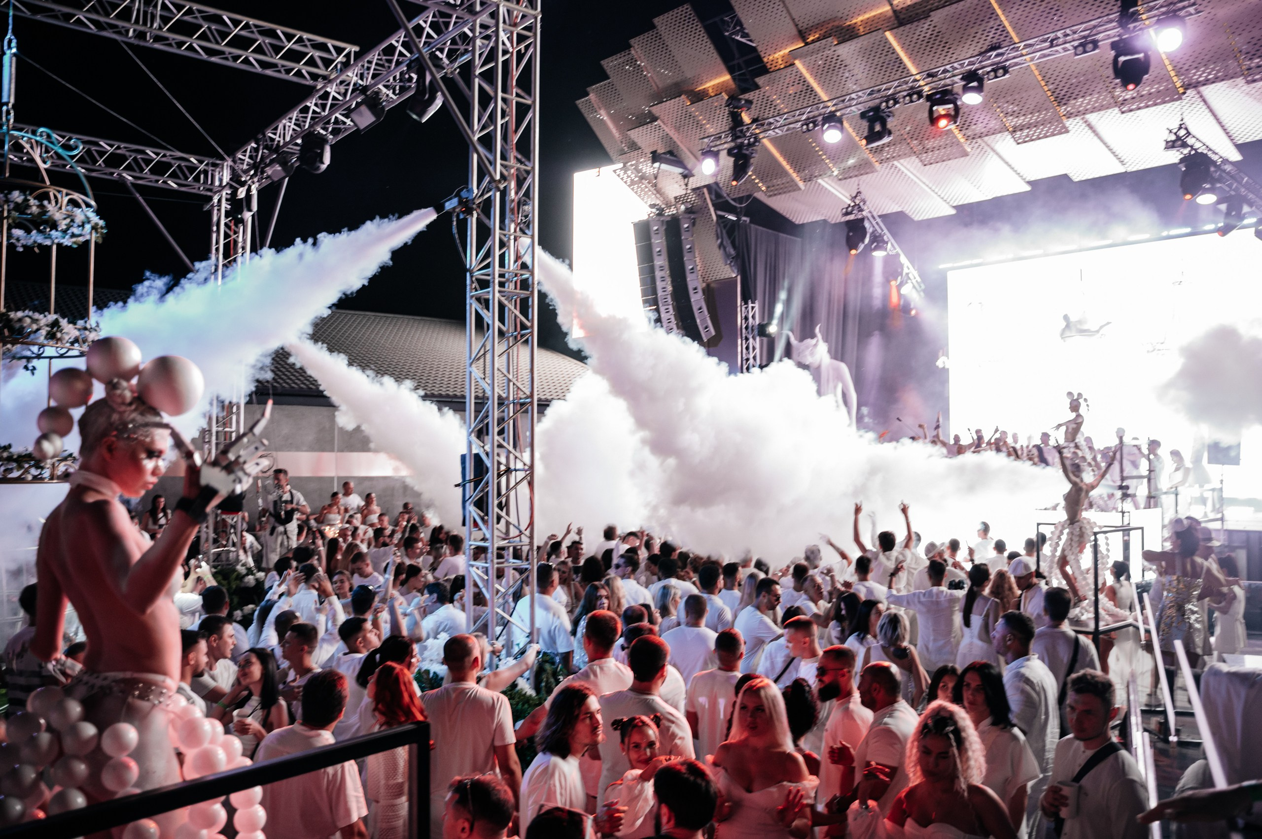 White party. Главная