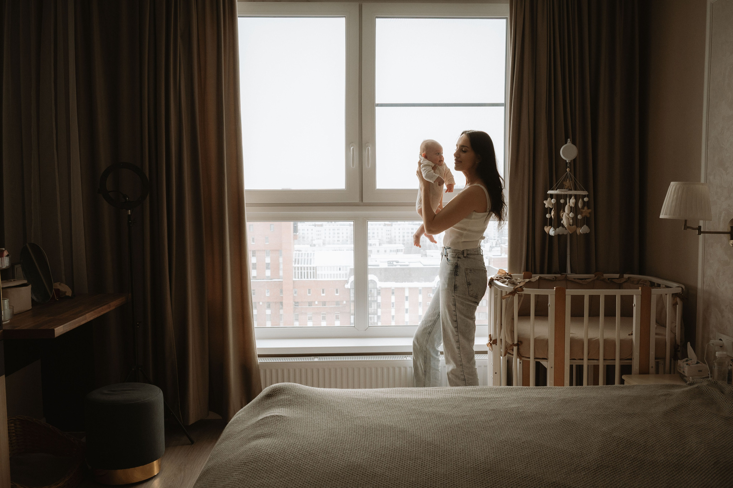 Малышка Зои с мамой и бабушками. Фотограф беременности и семьи, домашние съемки, Ньюборн