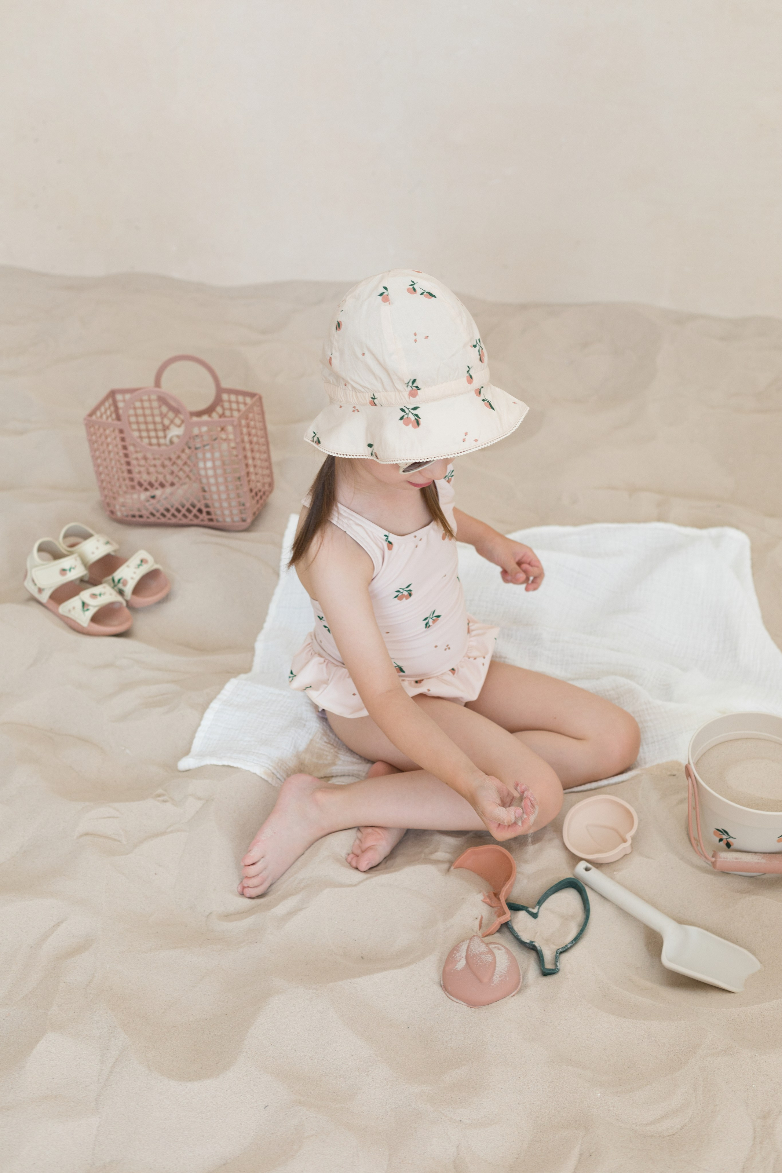 Фотосессия в песке для детского бренда. Детский и контент фотограф Надя Волкова Санкт-Петербург