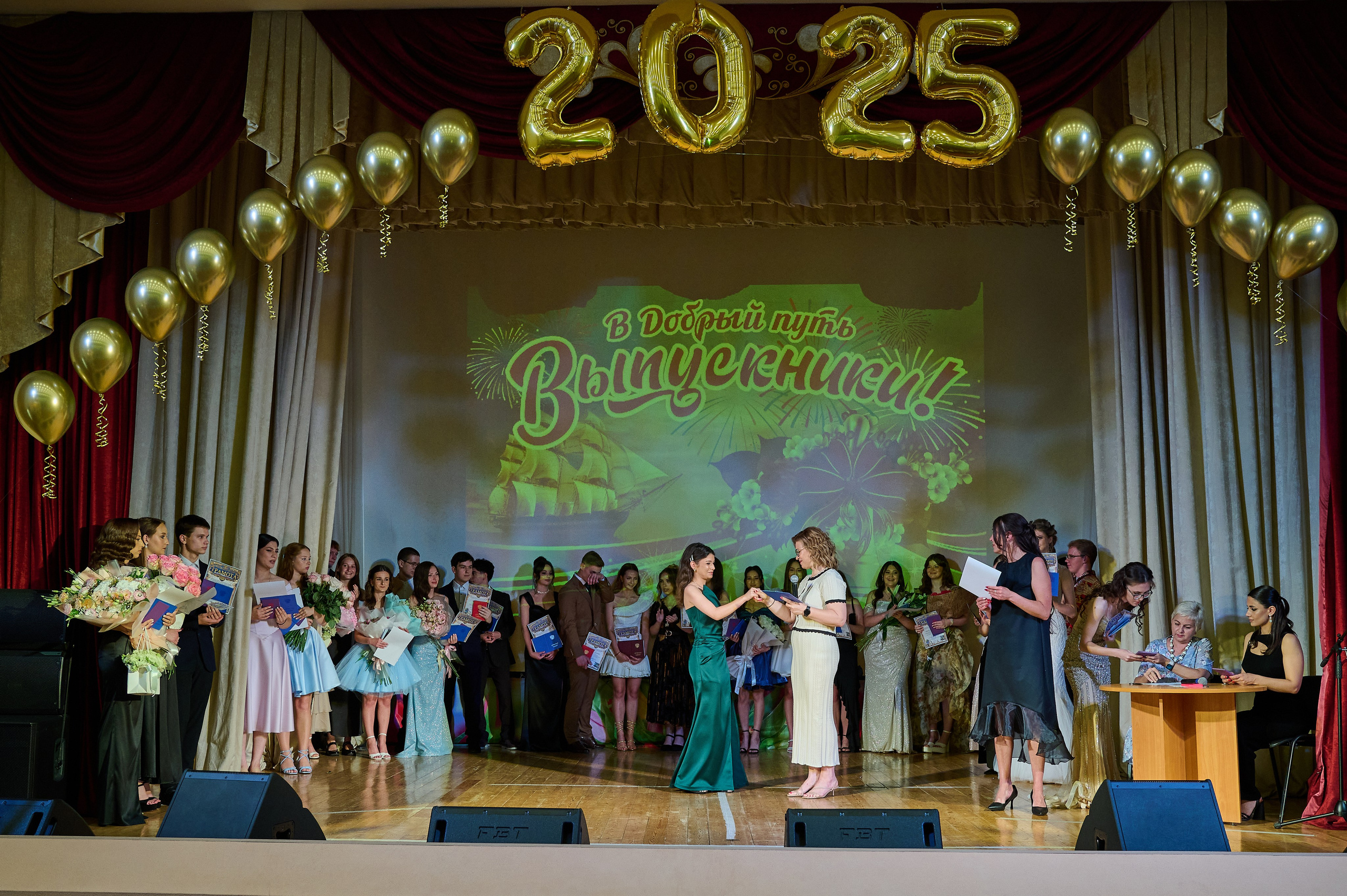 Вручение 11 классы. Жизнь курорта Кабардинка в фотографиях