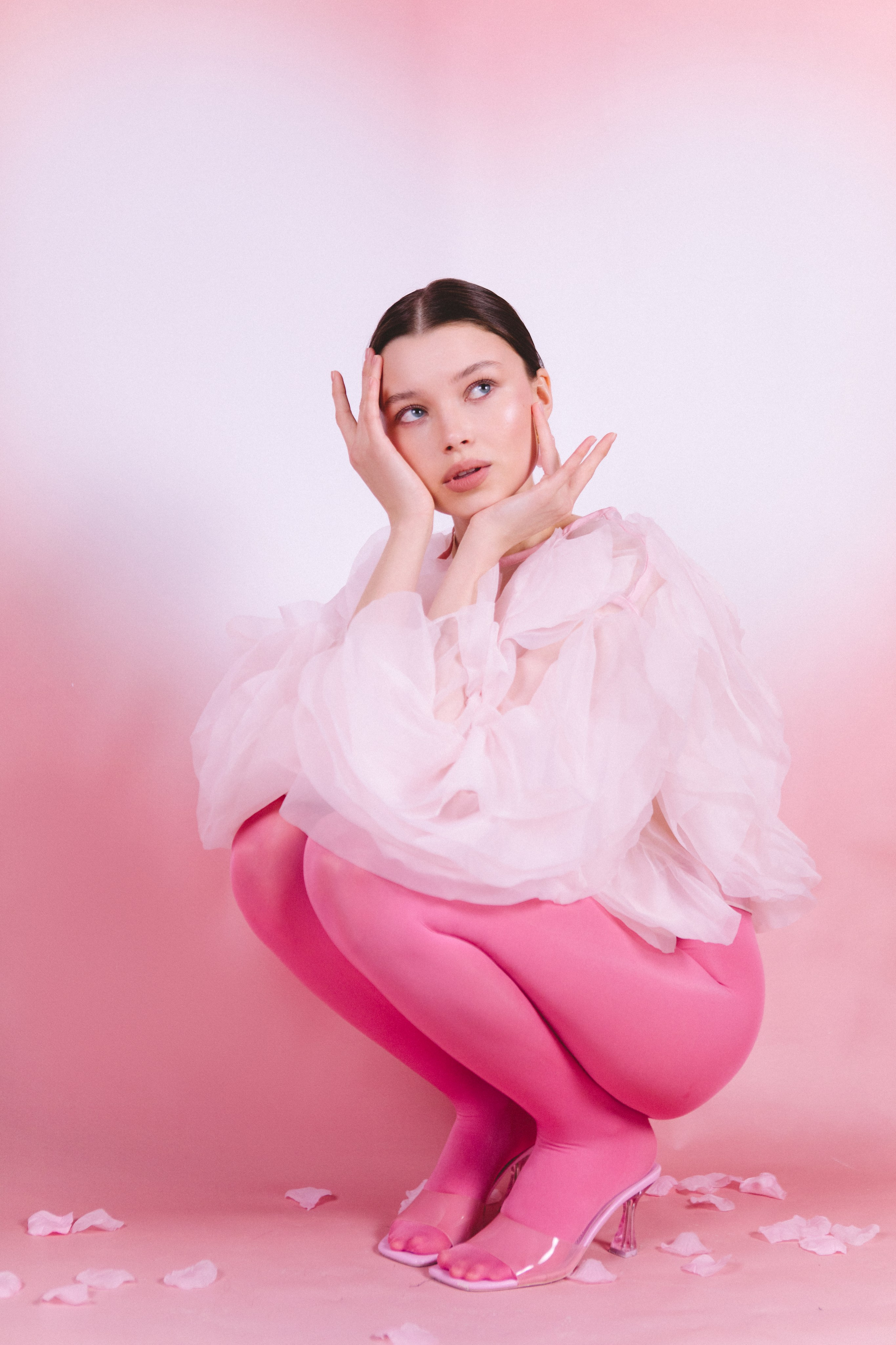 Регина. Фотосессия на розовом фоне. Фотограф в Москве Ольга Сатони