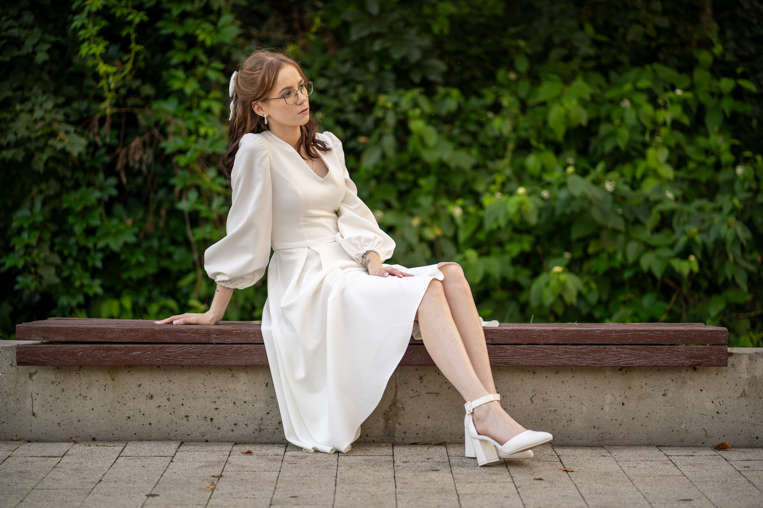 Невеста позирует на скамейке