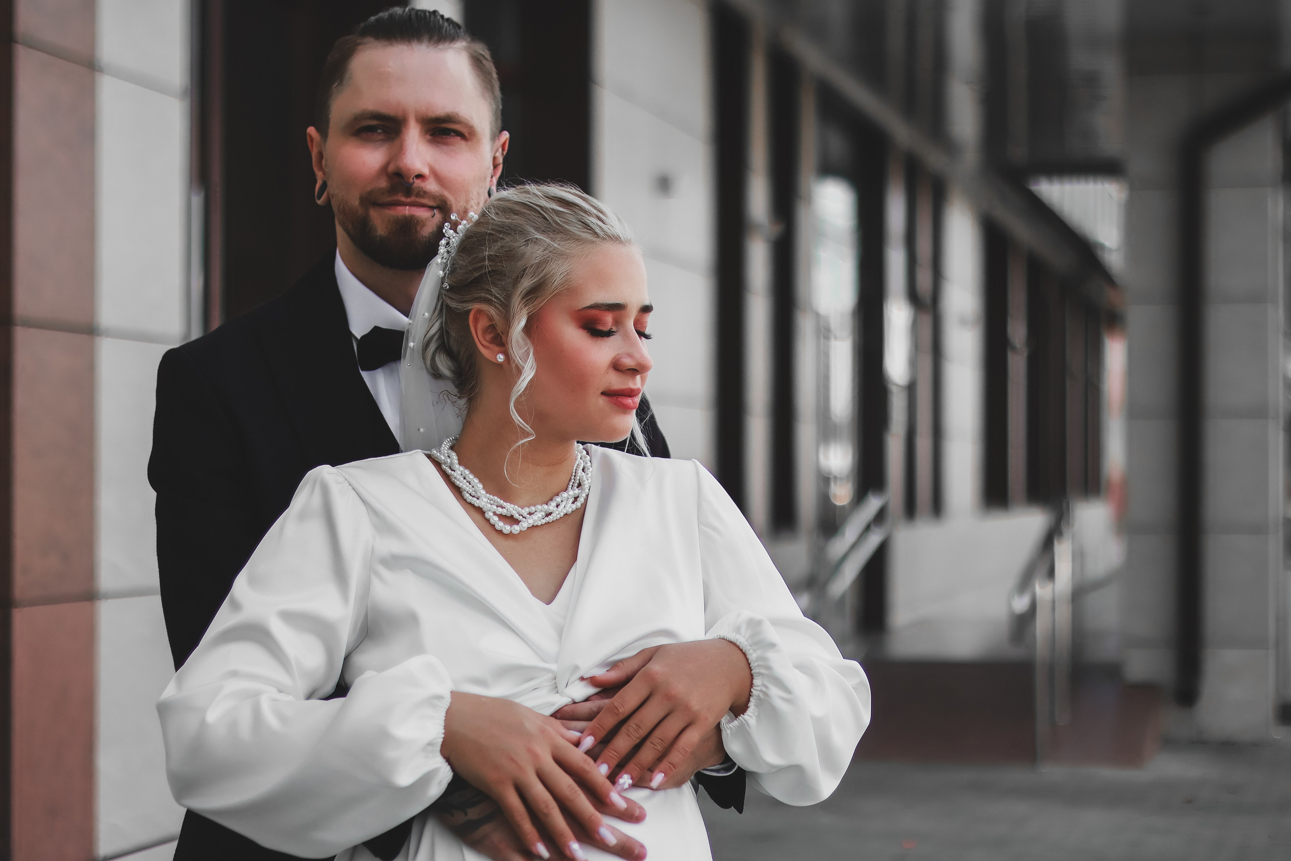 Молодожены возле загса