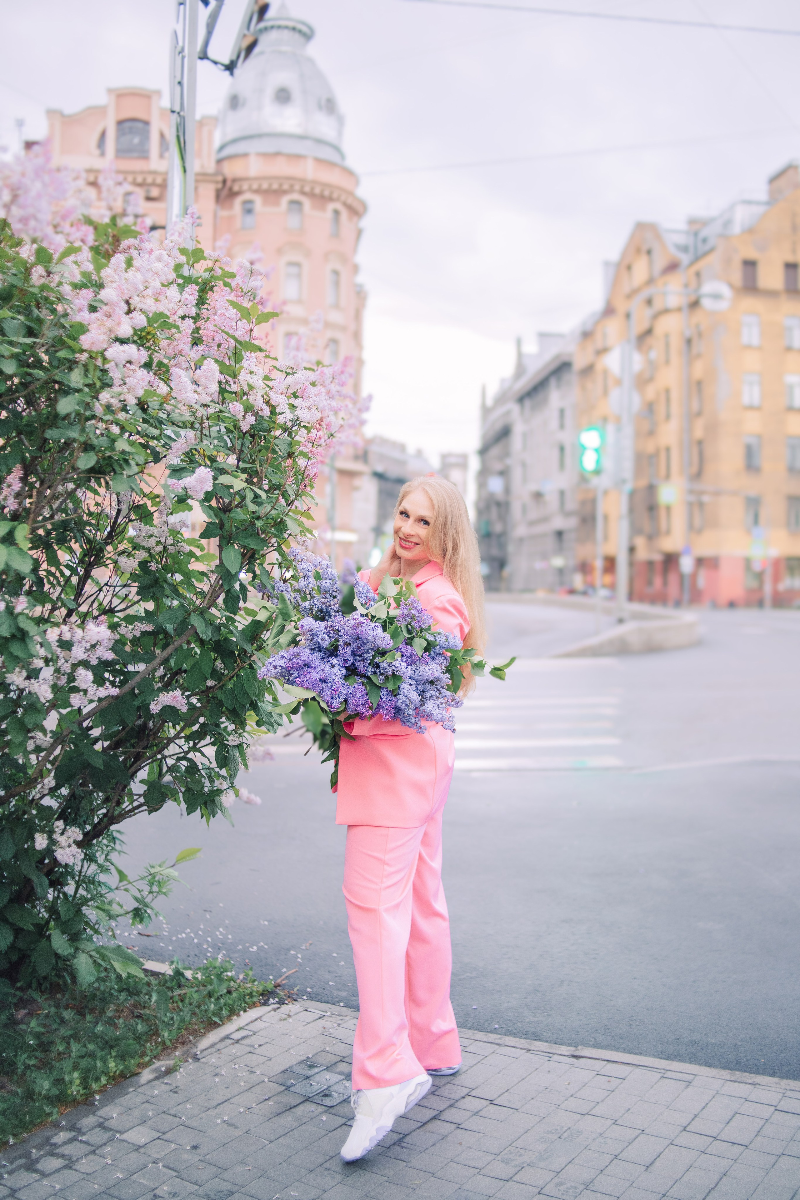 Городская фотопрогулка с букетом Сирени. Фотограф в Санкт-Петербурге, Анна Скворцова