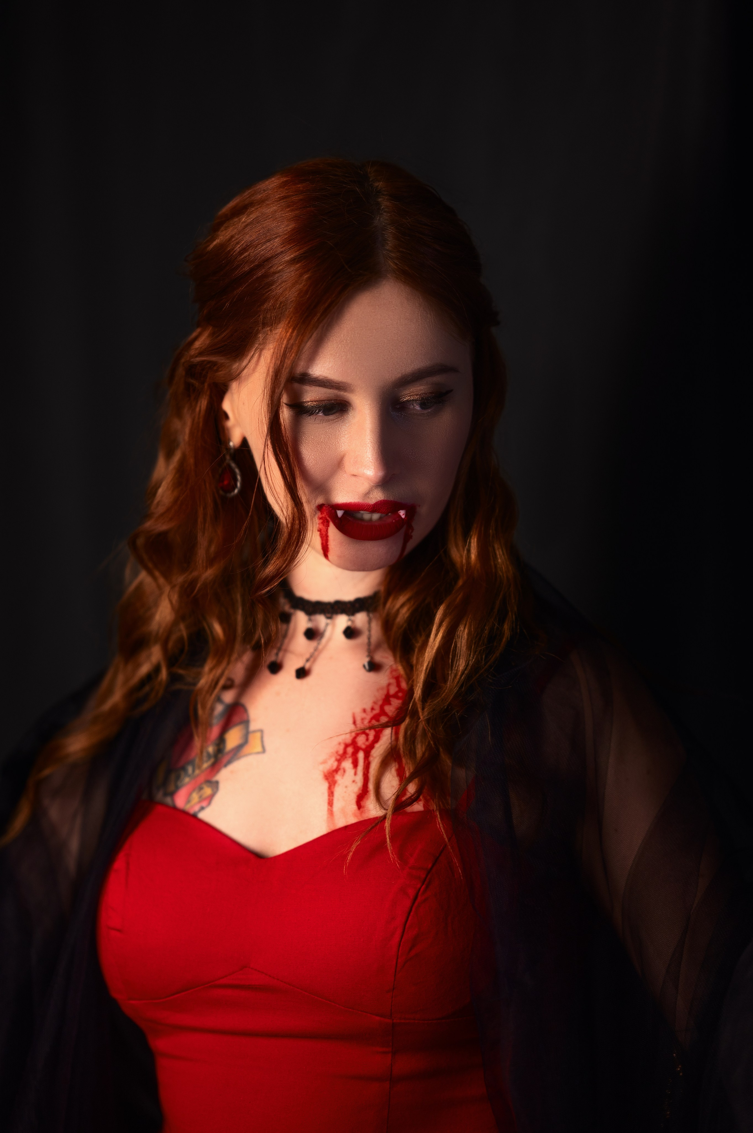 Фотосессия от Елизаветы Жуйковой: модель в платье в стиле вампира. Студия, Хэллоуин, мрачноватая атмосфера.