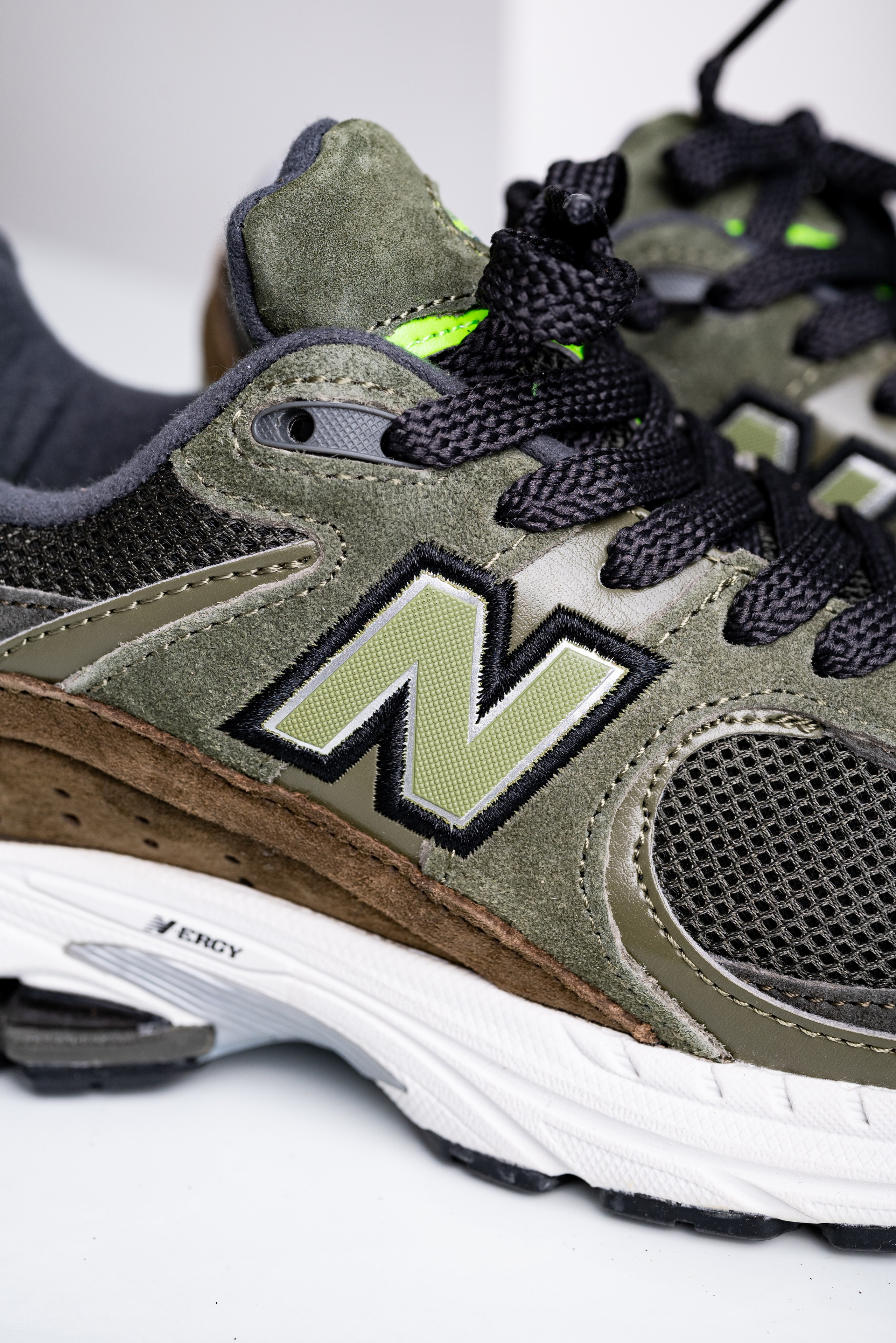 Кроссовки в студии. Предметный фотограф, фото для маркетплейсов Пятигорск, КМВ