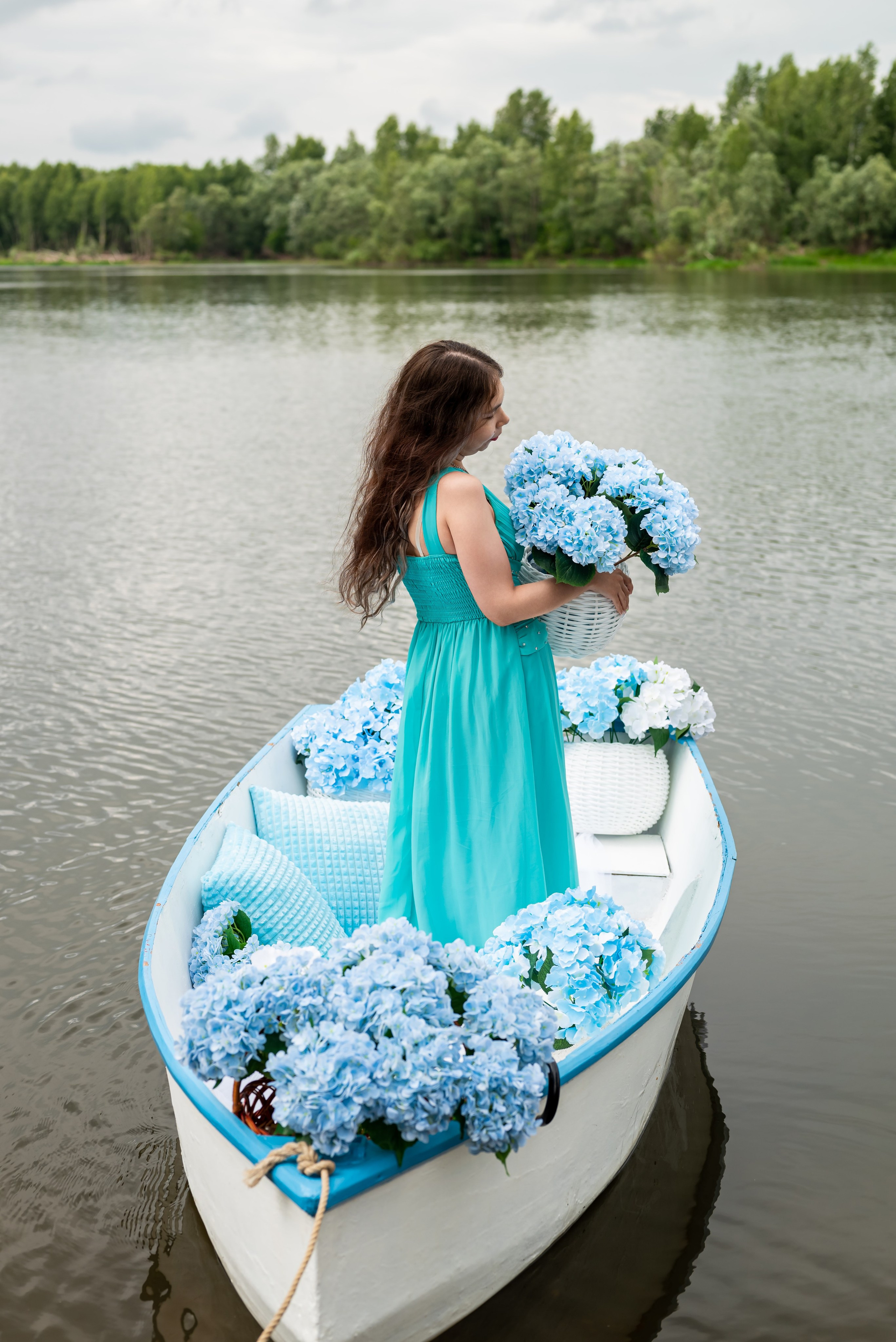 Фотопроект на лодке с голубыми гортензиями. Фотограф в городе Салават