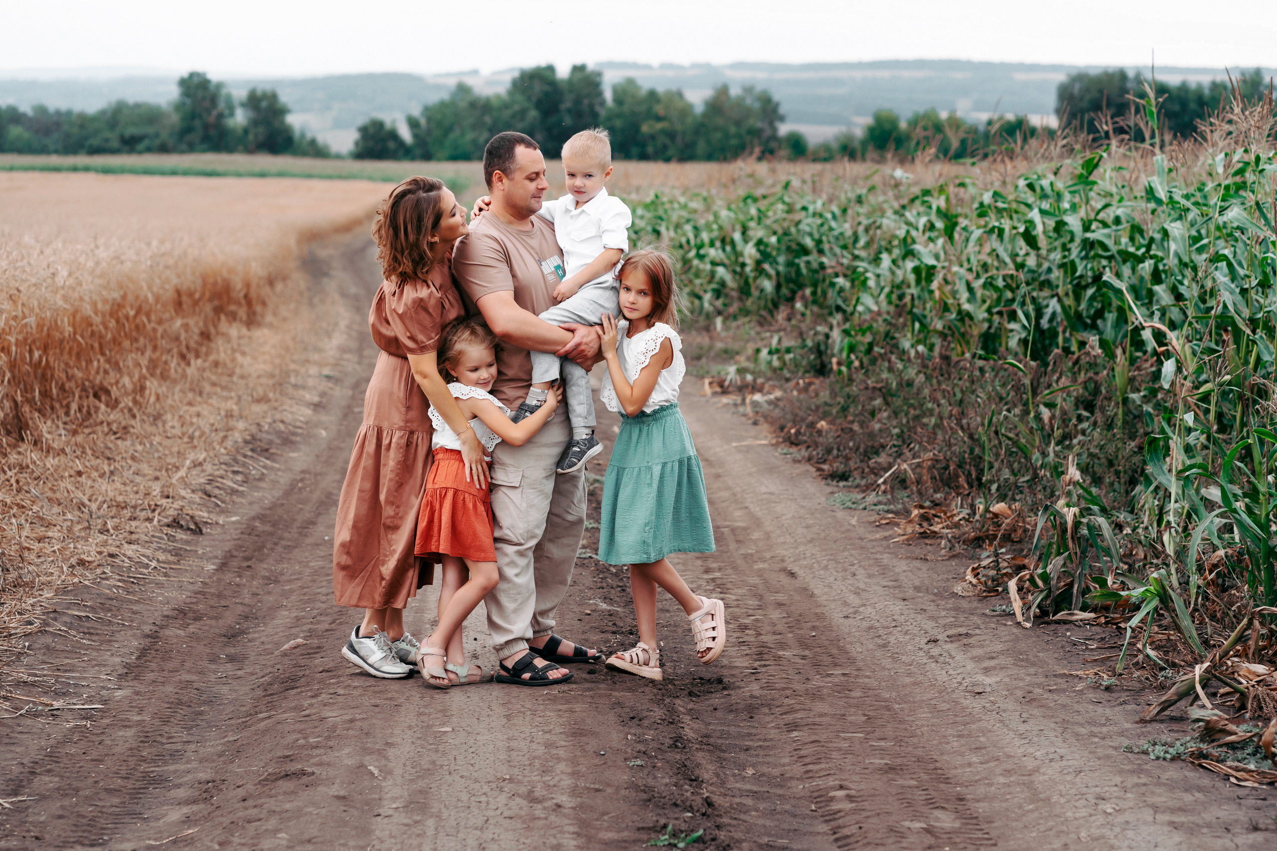 Семейная фотосессия в поле. Фотограф Ким Наталья в Красноярске