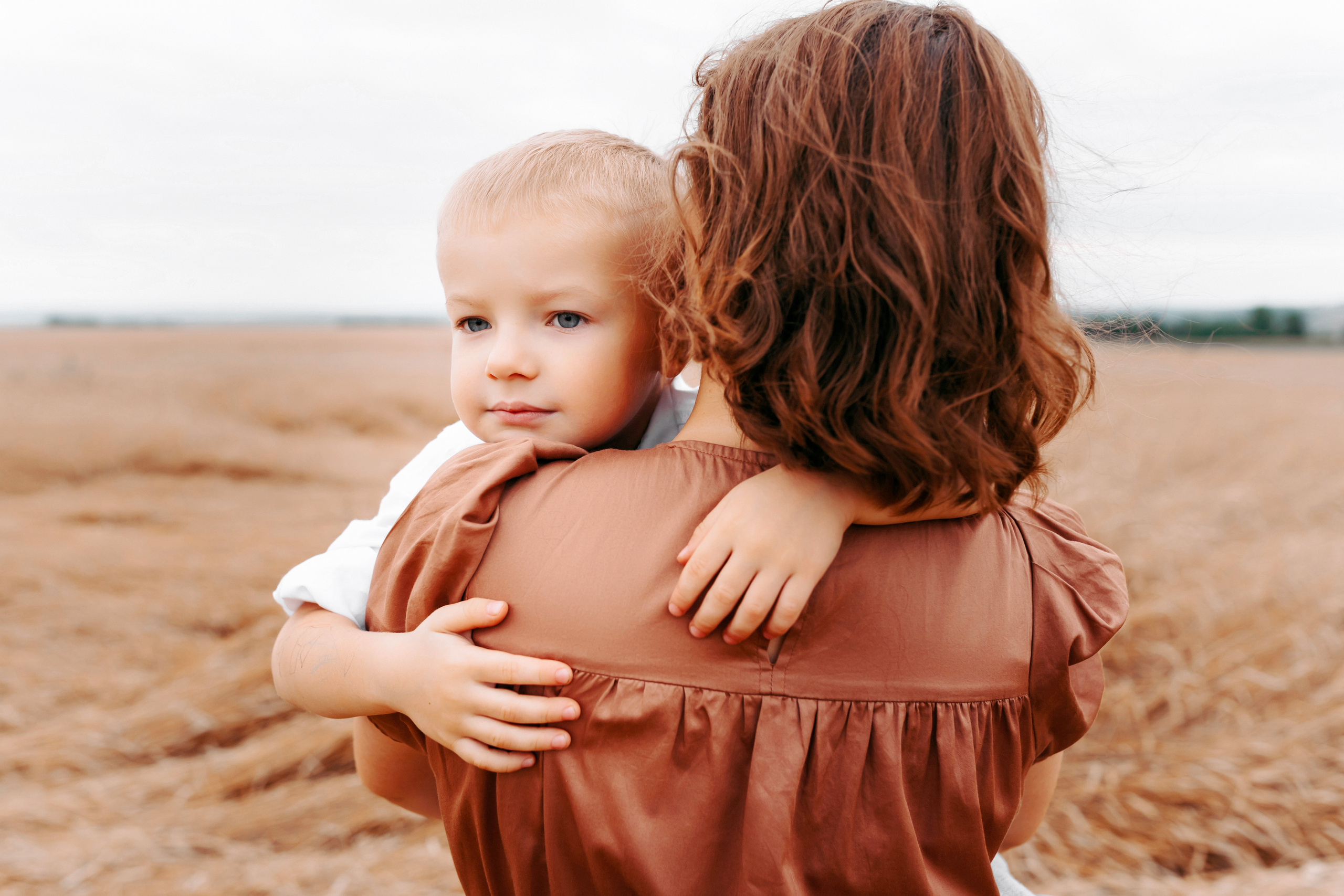 Семейная фотосессия в поле. Фотограф Ким Наталья в Красноярске