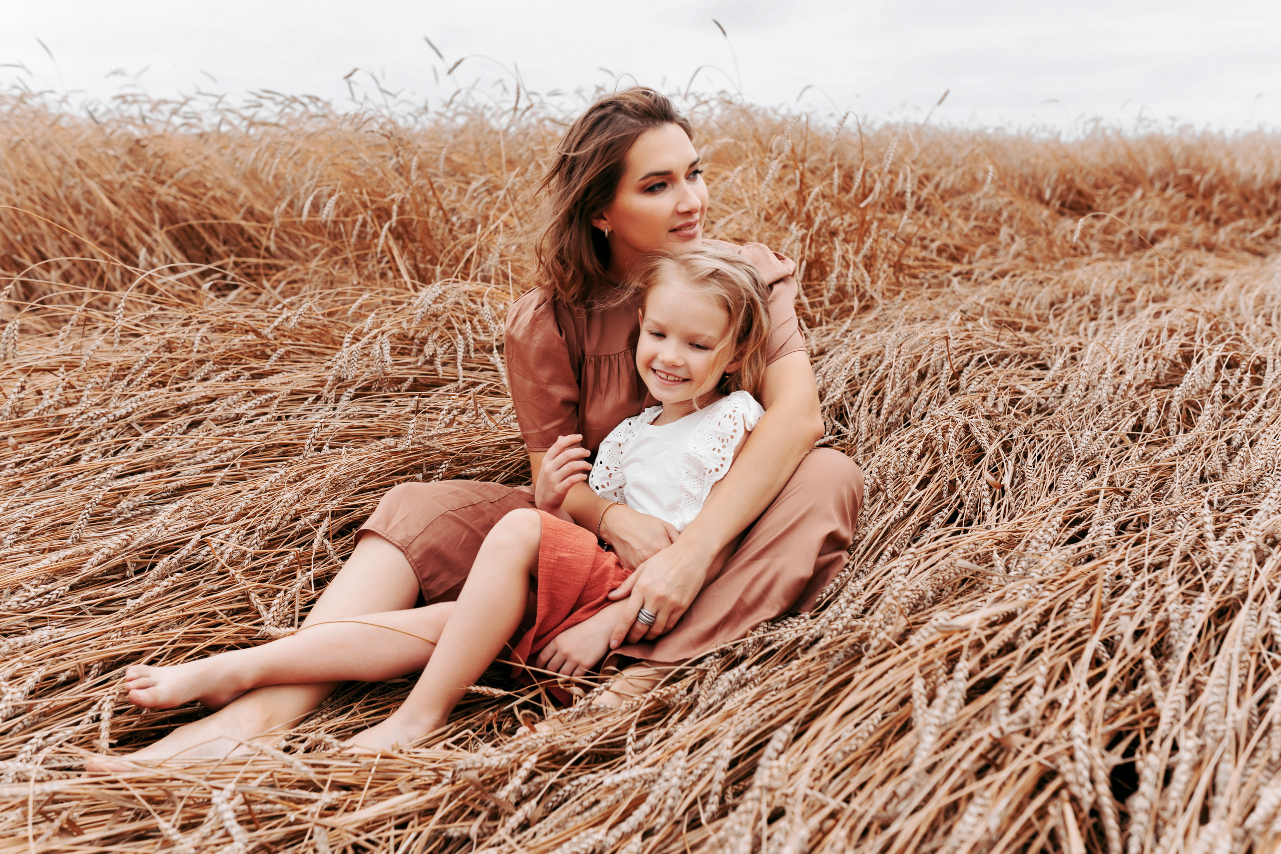 Семейная фотосессия в поле. Фотограф Ким Наталья в Красноярске