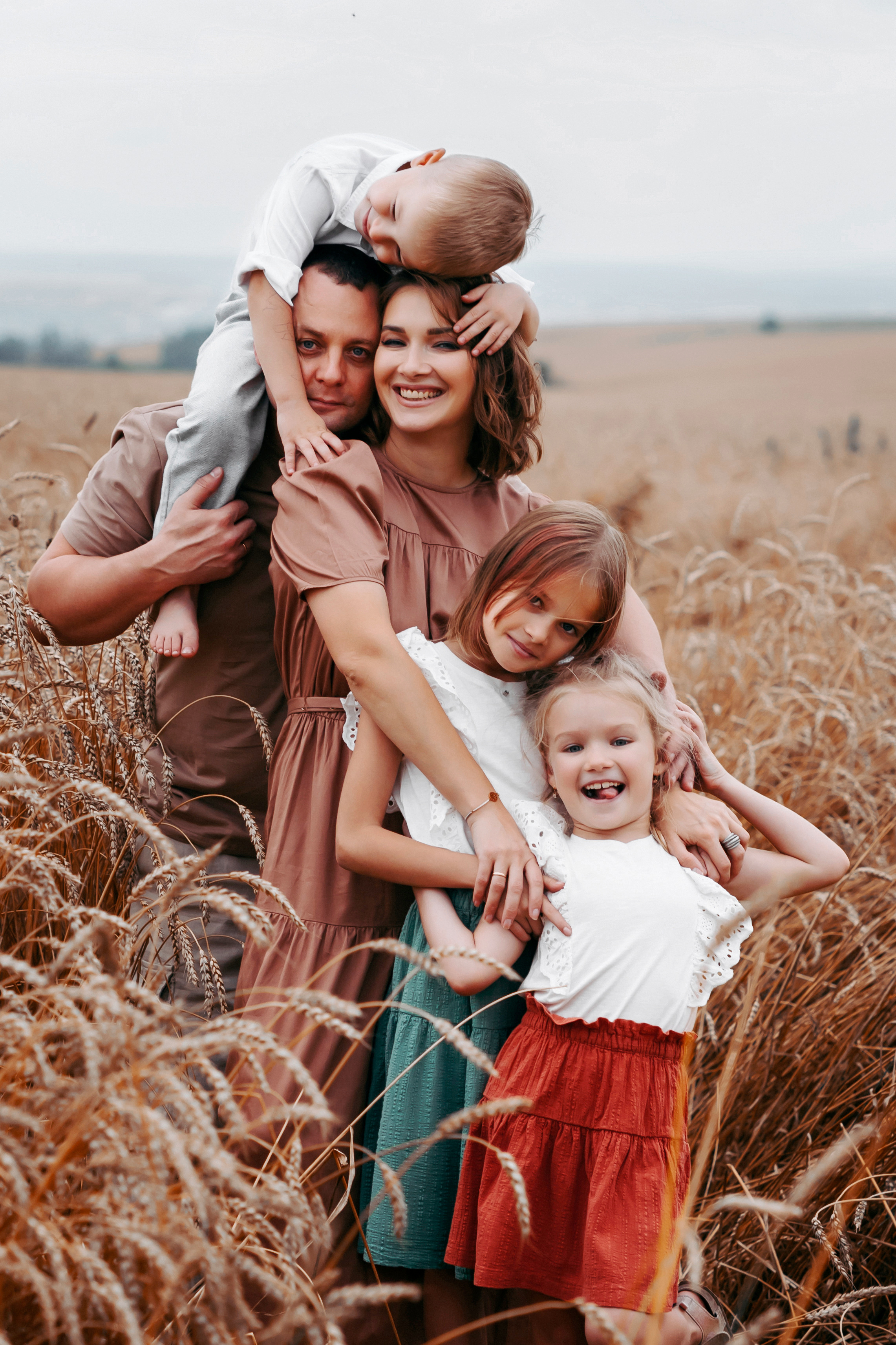 Семейная фотосессия в поле. Фотограф Ким Наталья в Красноярске