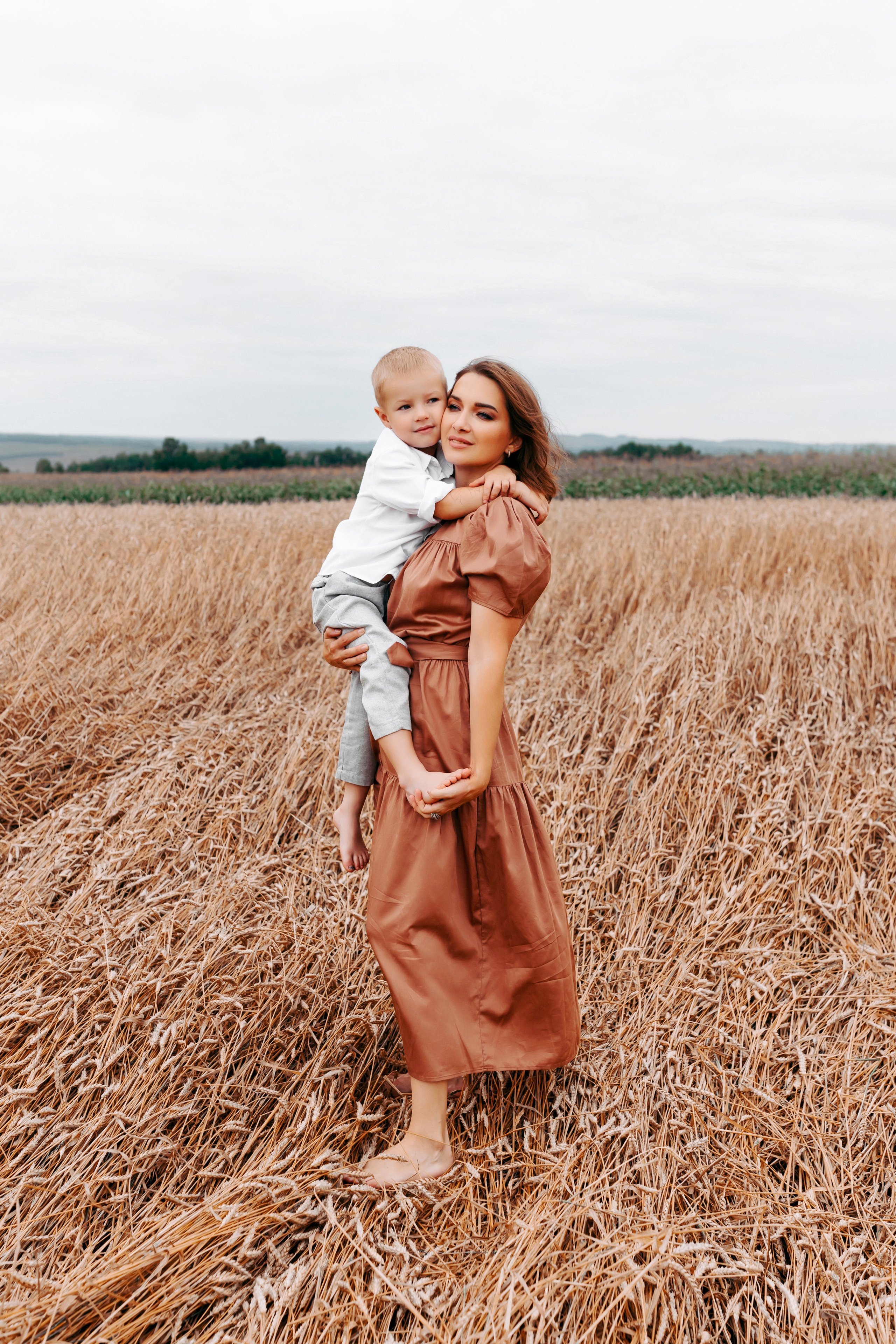 Семейная фотосессия в поле. Фотограф Ким Наталья в Красноярске