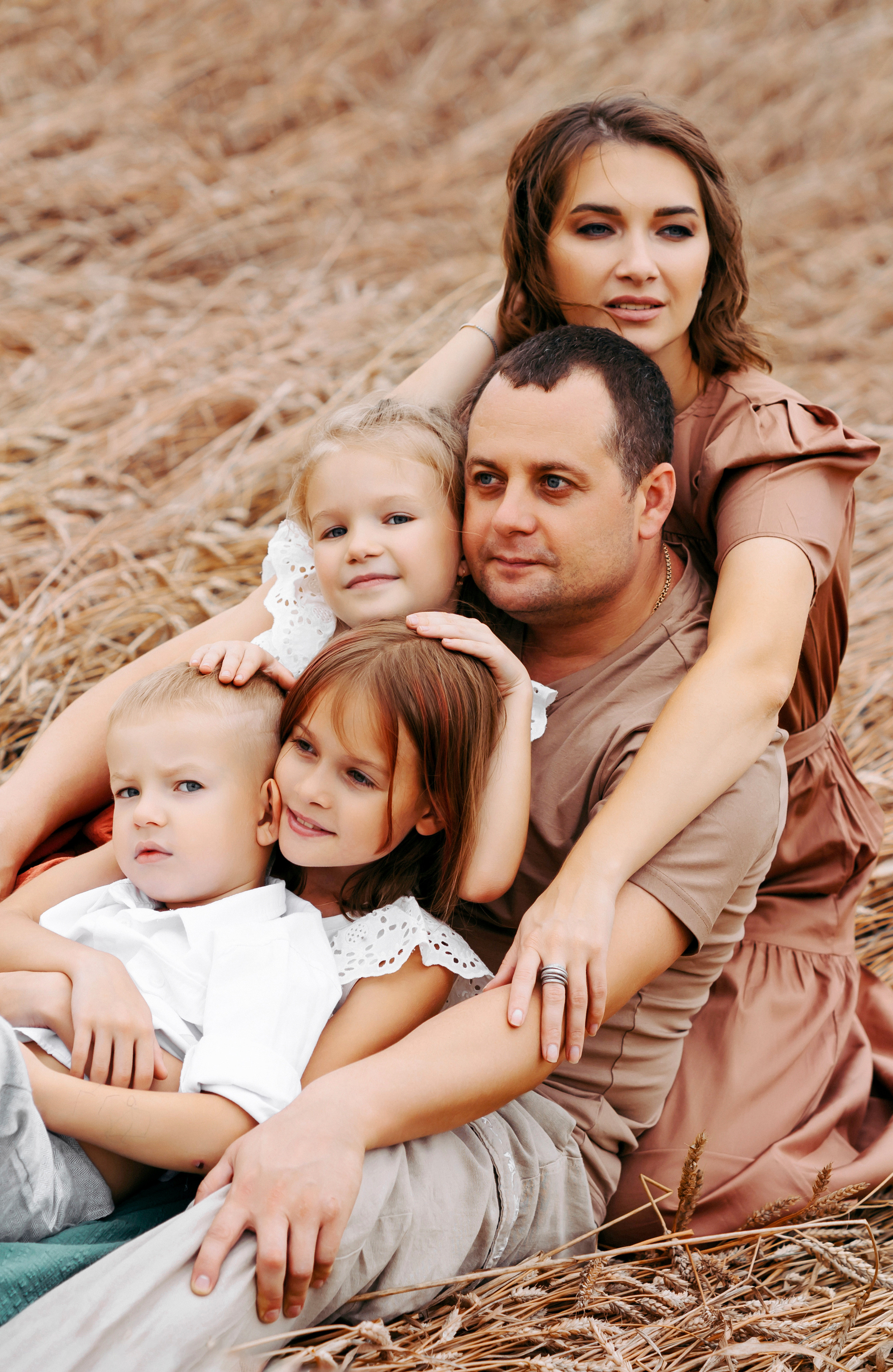 Семейная фотосессия в поле. Фотограф Ким Наталья в Красноярске