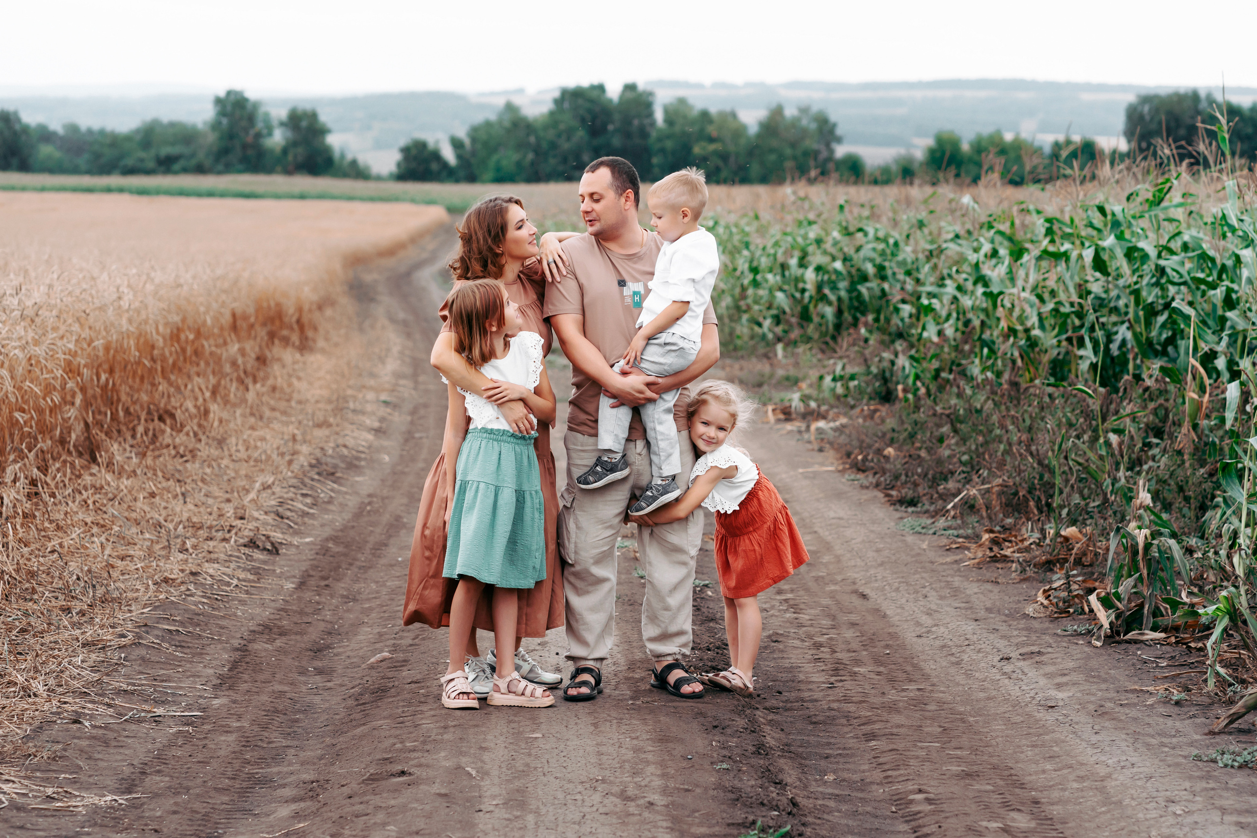 Семейная фотосессия в поле. Фотограф Ким Наталья в Красноярске