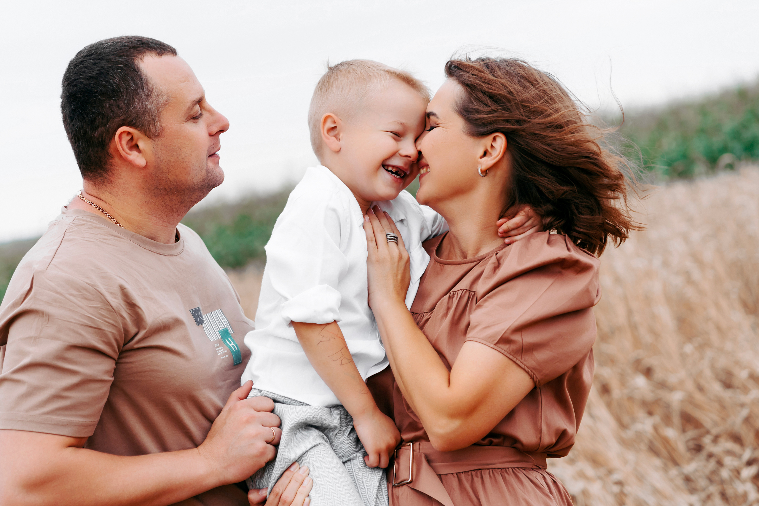 Семейная фотосессия в поле. Фотограф Ким Наталья в Красноярске