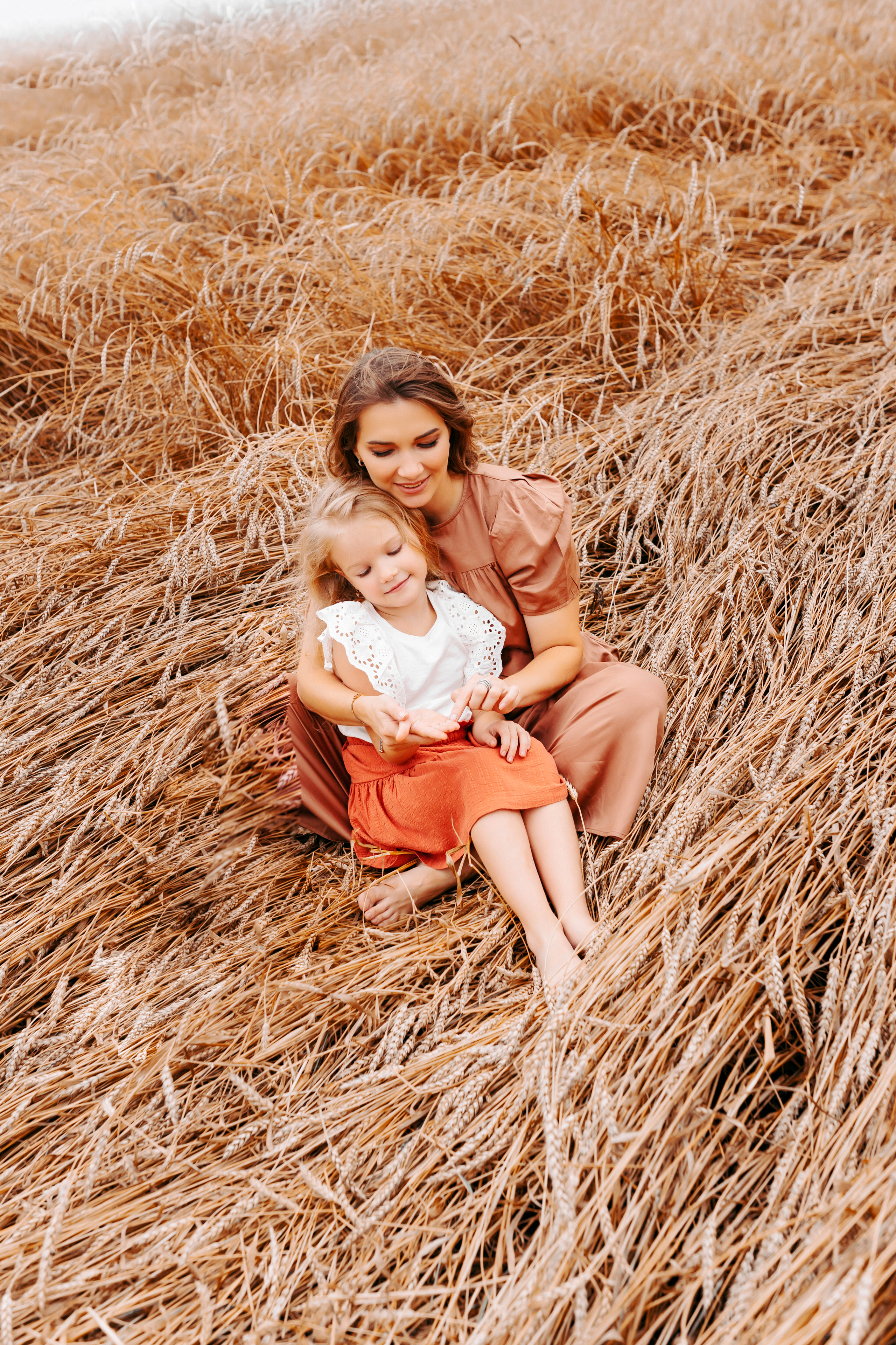 Семейная фотосессия в поле. Фотограф Ким Наталья в Красноярске