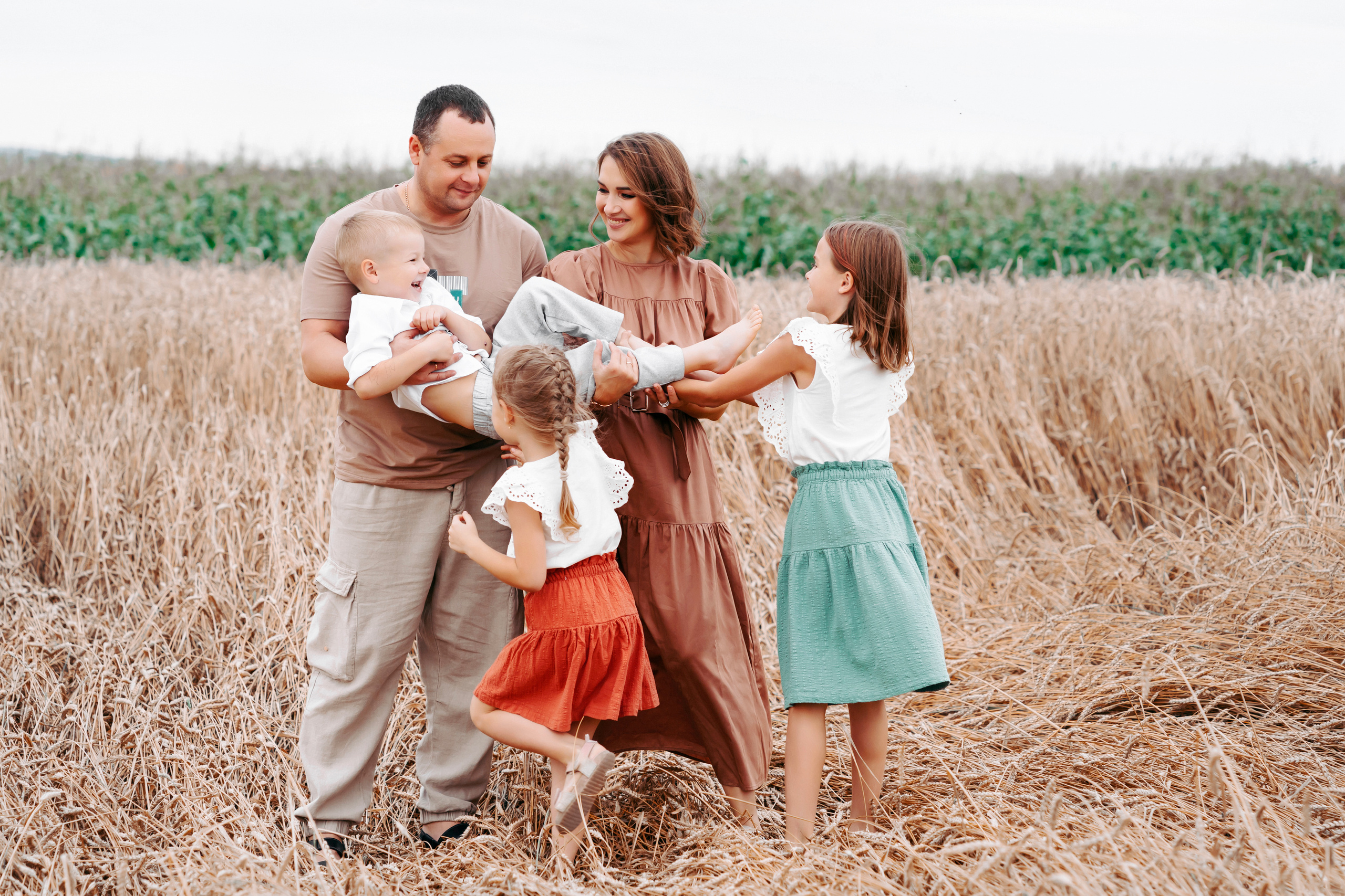 Семейная фотосессия в поле. Фотограф Ким Наталья в Красноярске