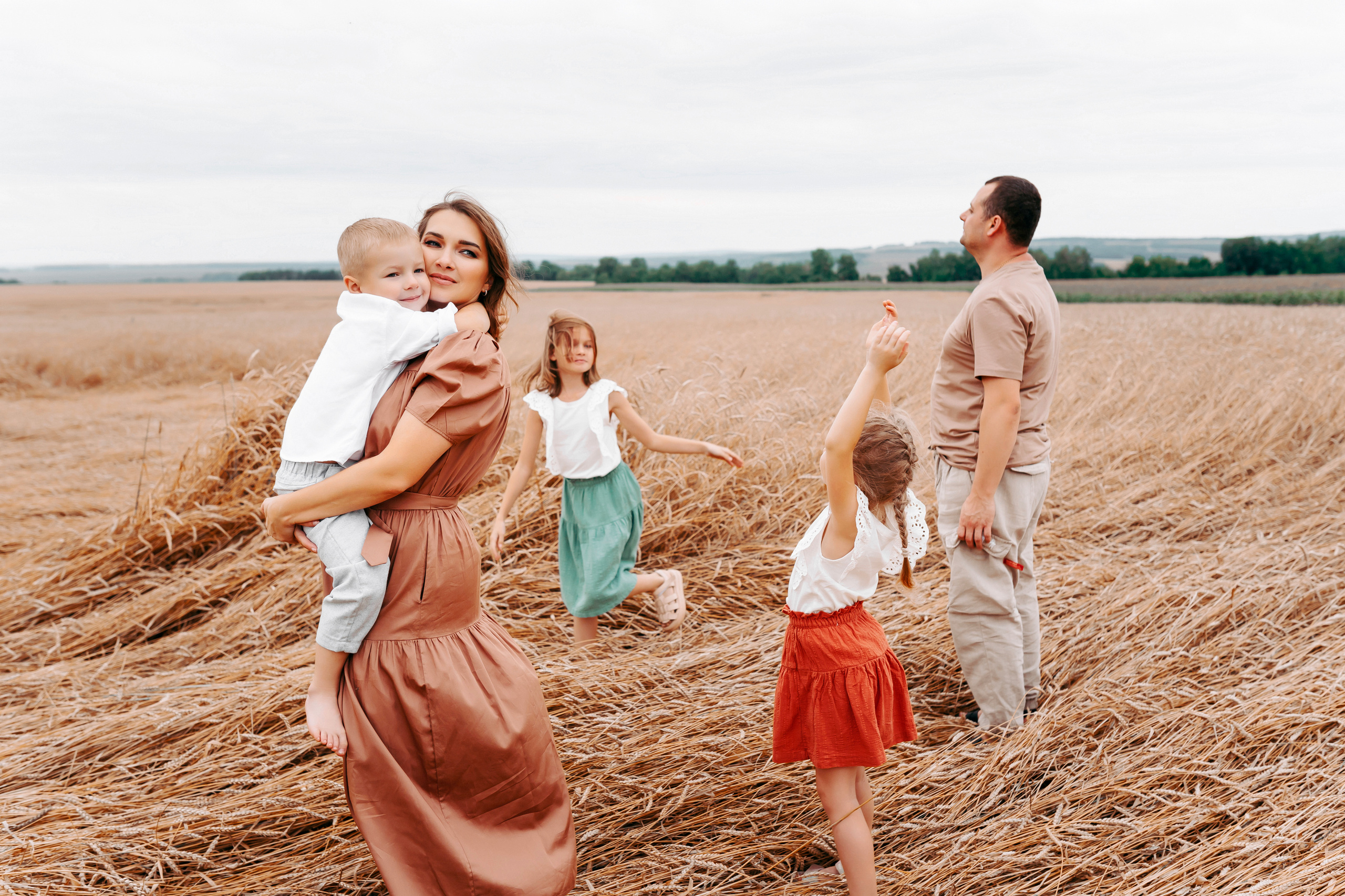 Семейная фотосессия в поле. Фотограф Ким Наталья в Красноярске