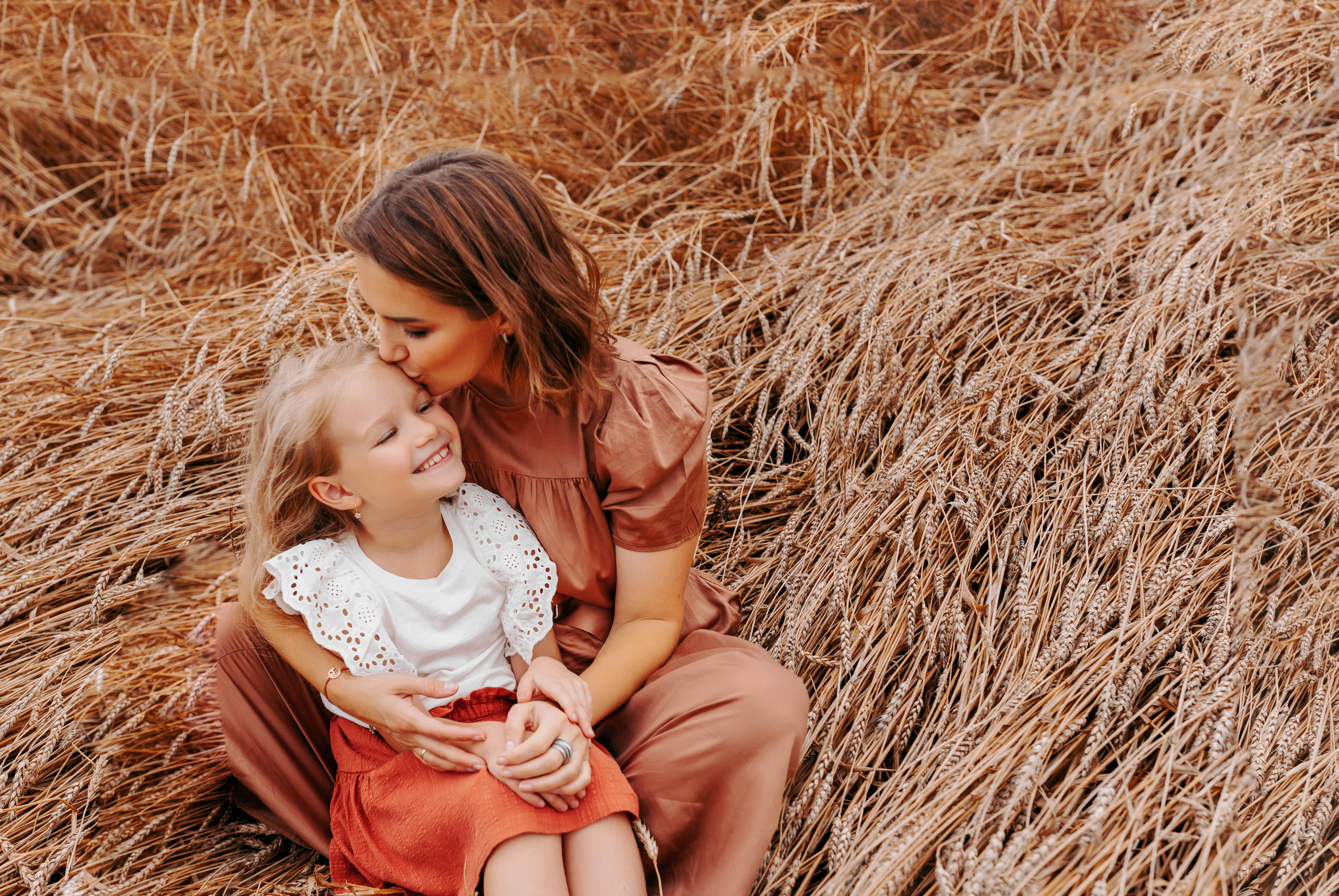 Семейная фотосессия в поле. Фотограф Ким Наталья в Красноярске