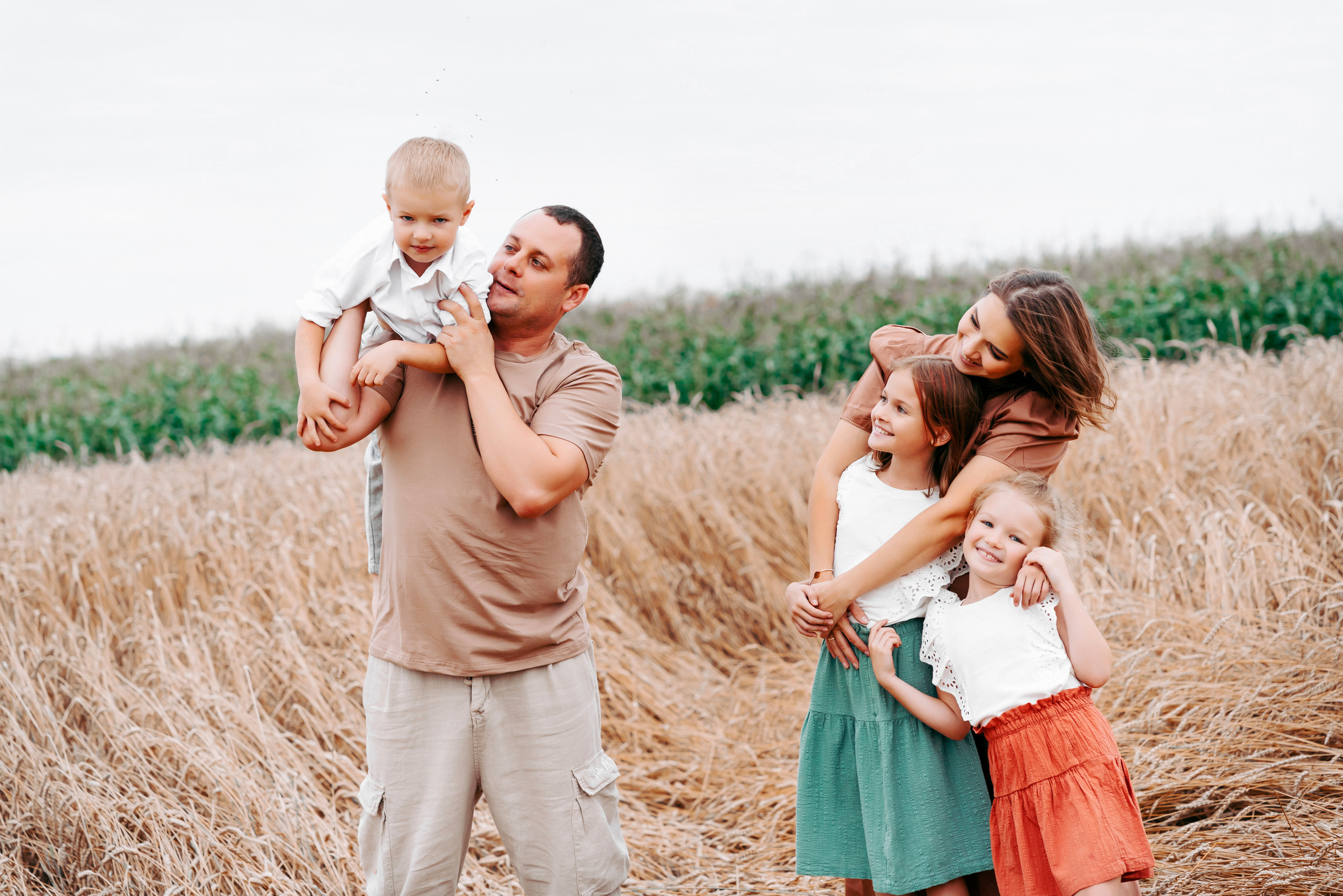 Семейная фотосессия в поле. Фотограф Ким Наталья в Красноярске