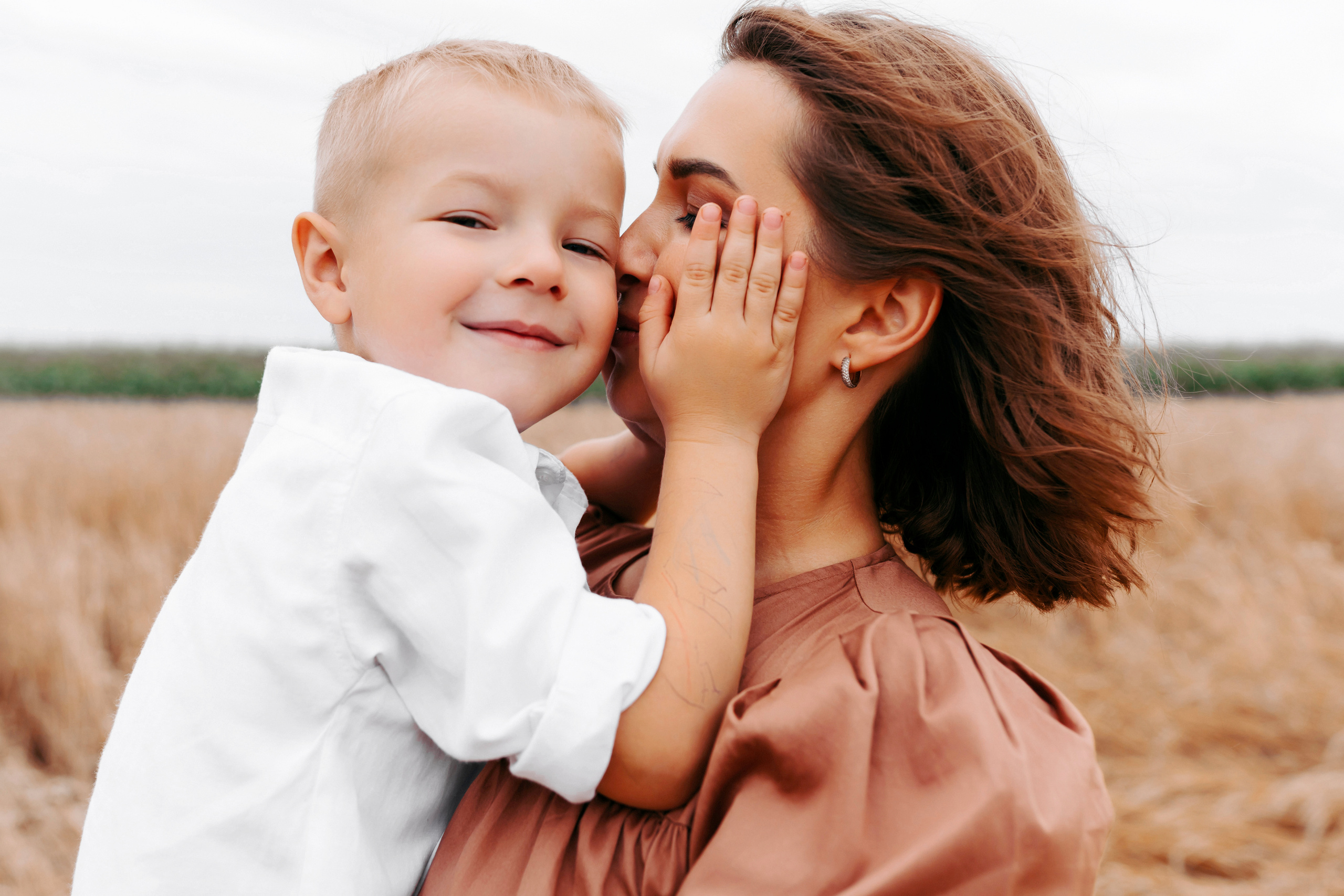 Семейная фотосессия в поле. Фотограф Ким Наталья в Красноярске