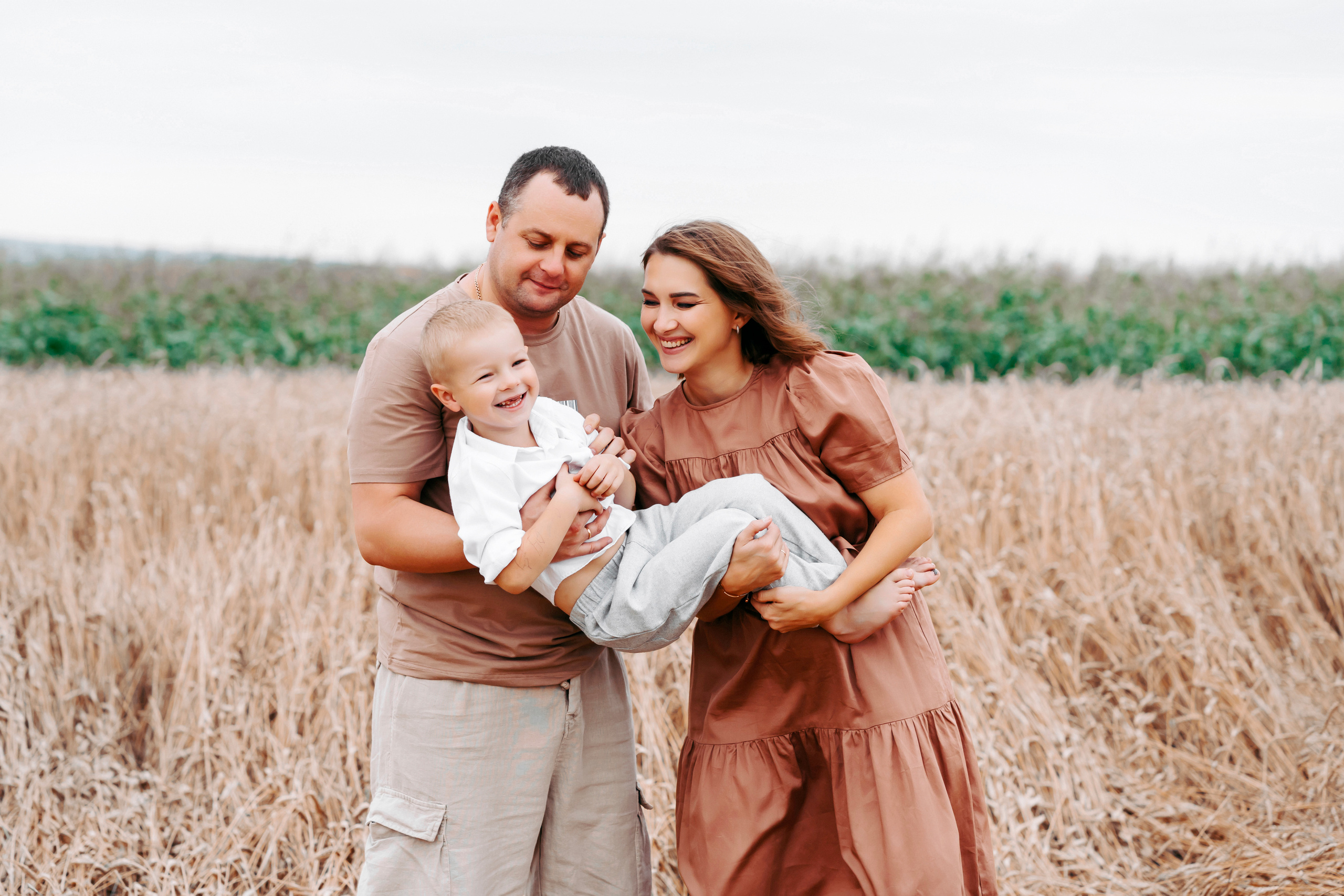 Семейная фотосессия в поле. Фотограф Ким Наталья в Красноярске