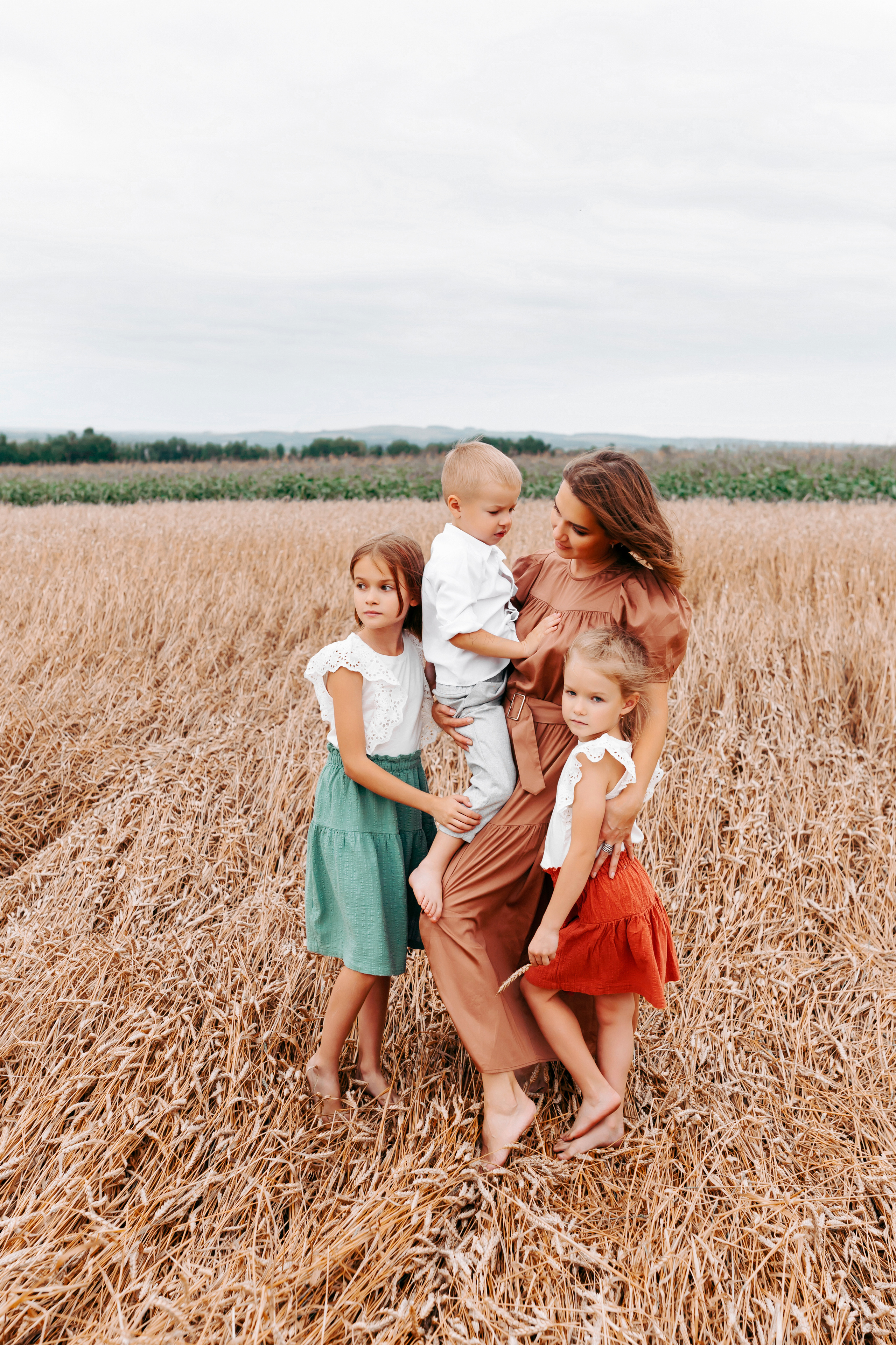 Семейная фотосессия в поле. Фотограф Ким Наталья в Красноярске