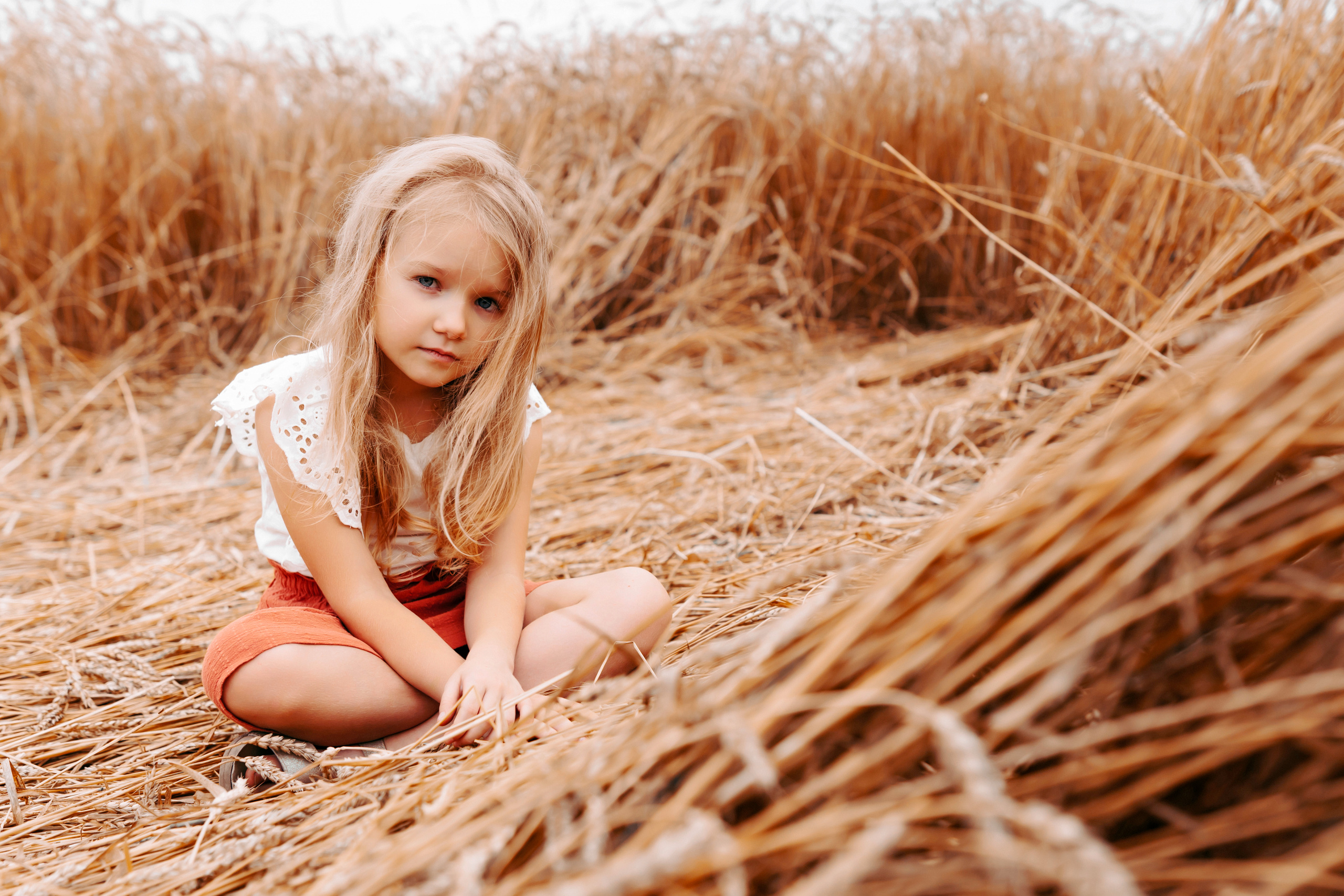 Семейная фотосессия в поле. Фотограф Ким Наталья в Красноярске