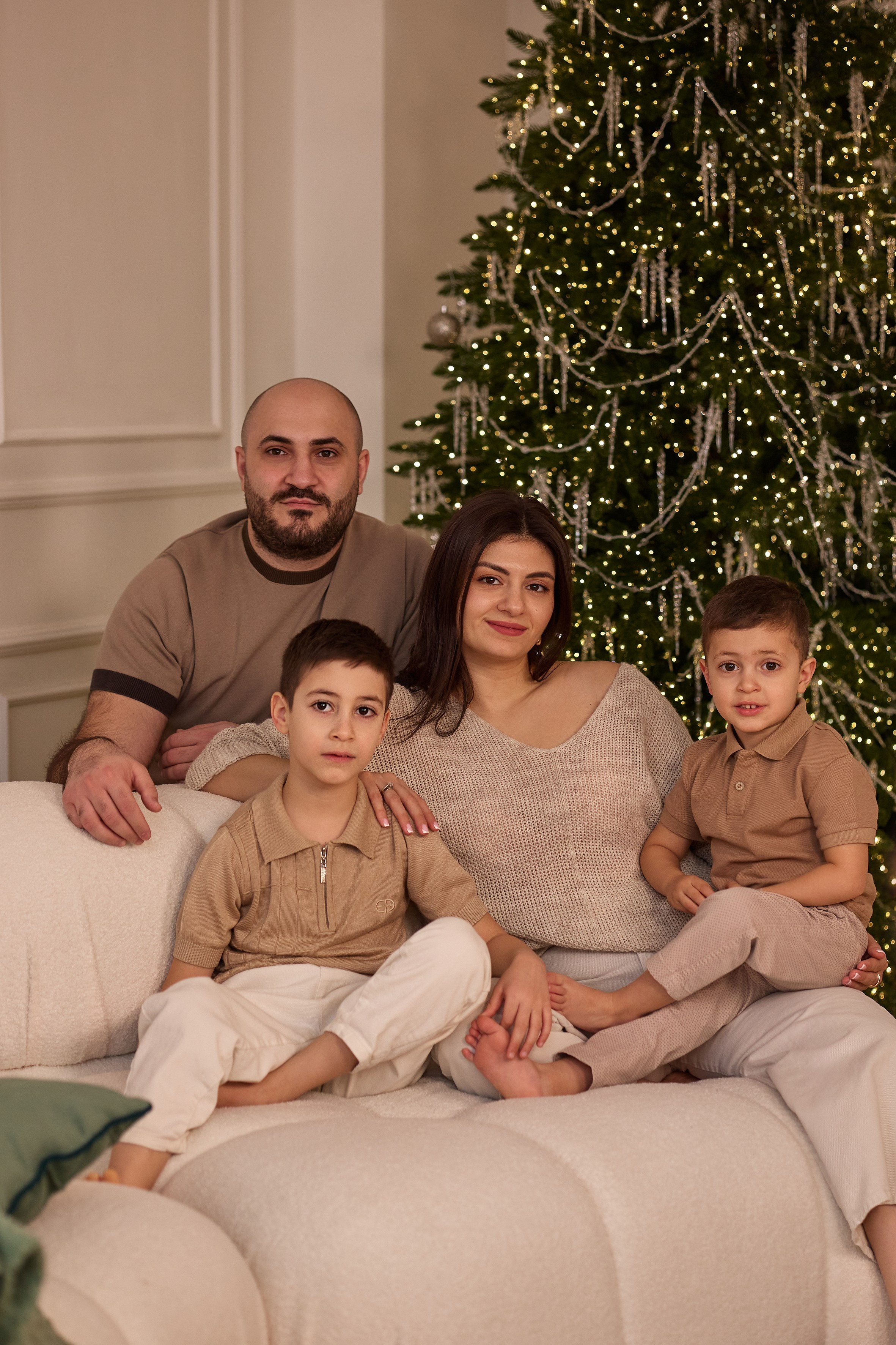 Семейная новогодняя фотосессия в Краснодаре — фотостудия Roomy (Руми)