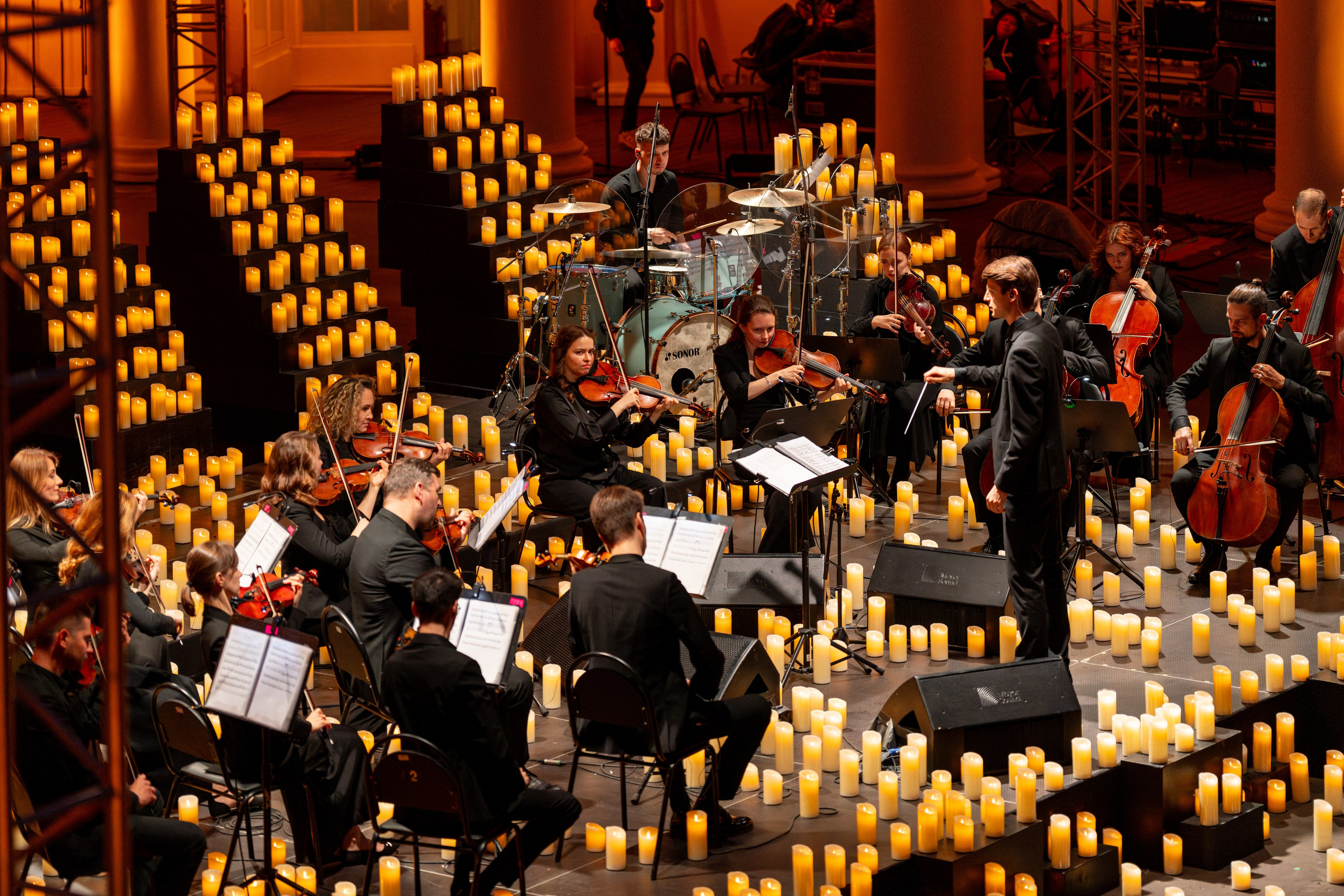 Симфонический оркестр Lumisfera при свечах. Фотограф Никита Комаров