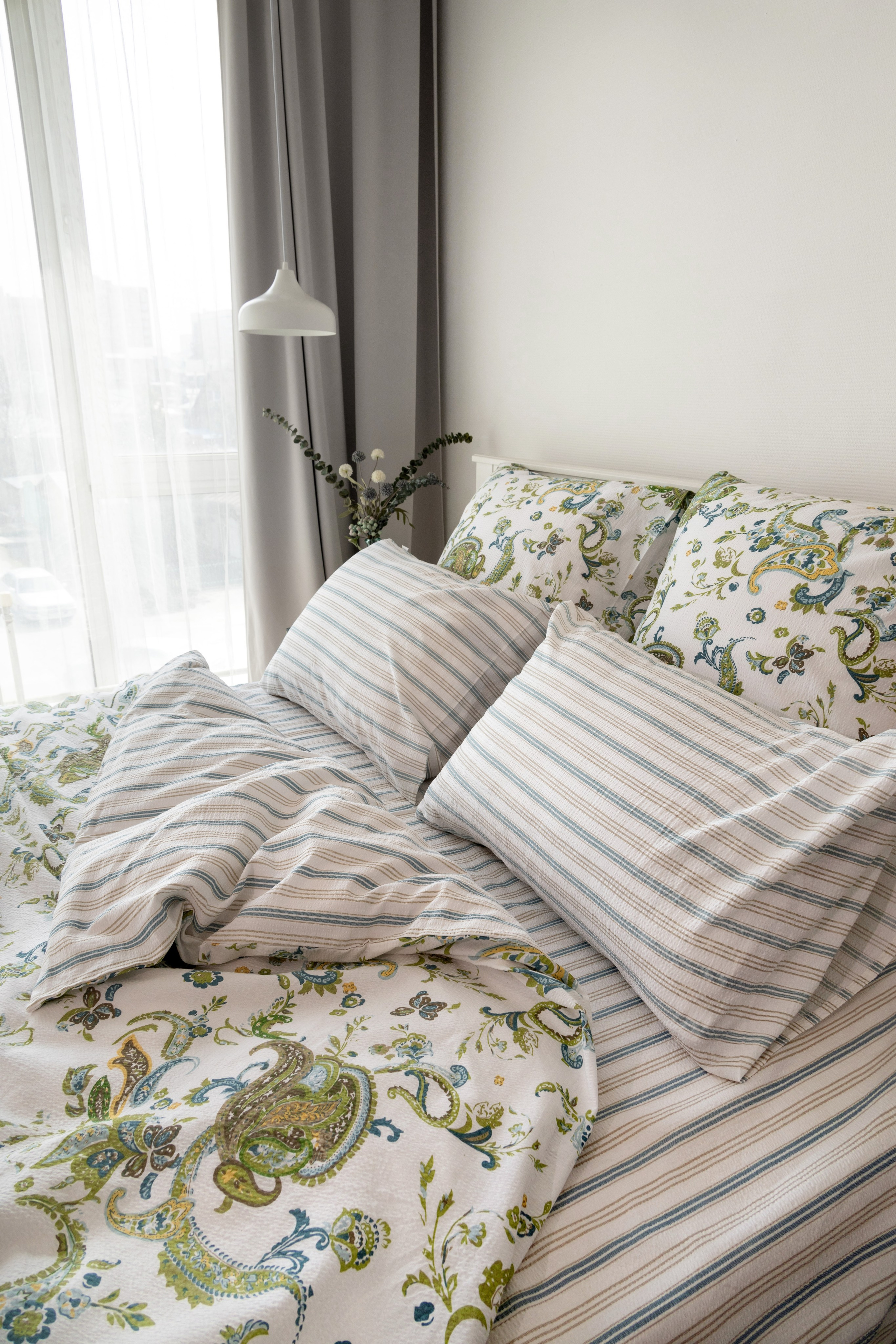 Композиция из подушек с зеленым принтом | Интерьерная фотография для бренда