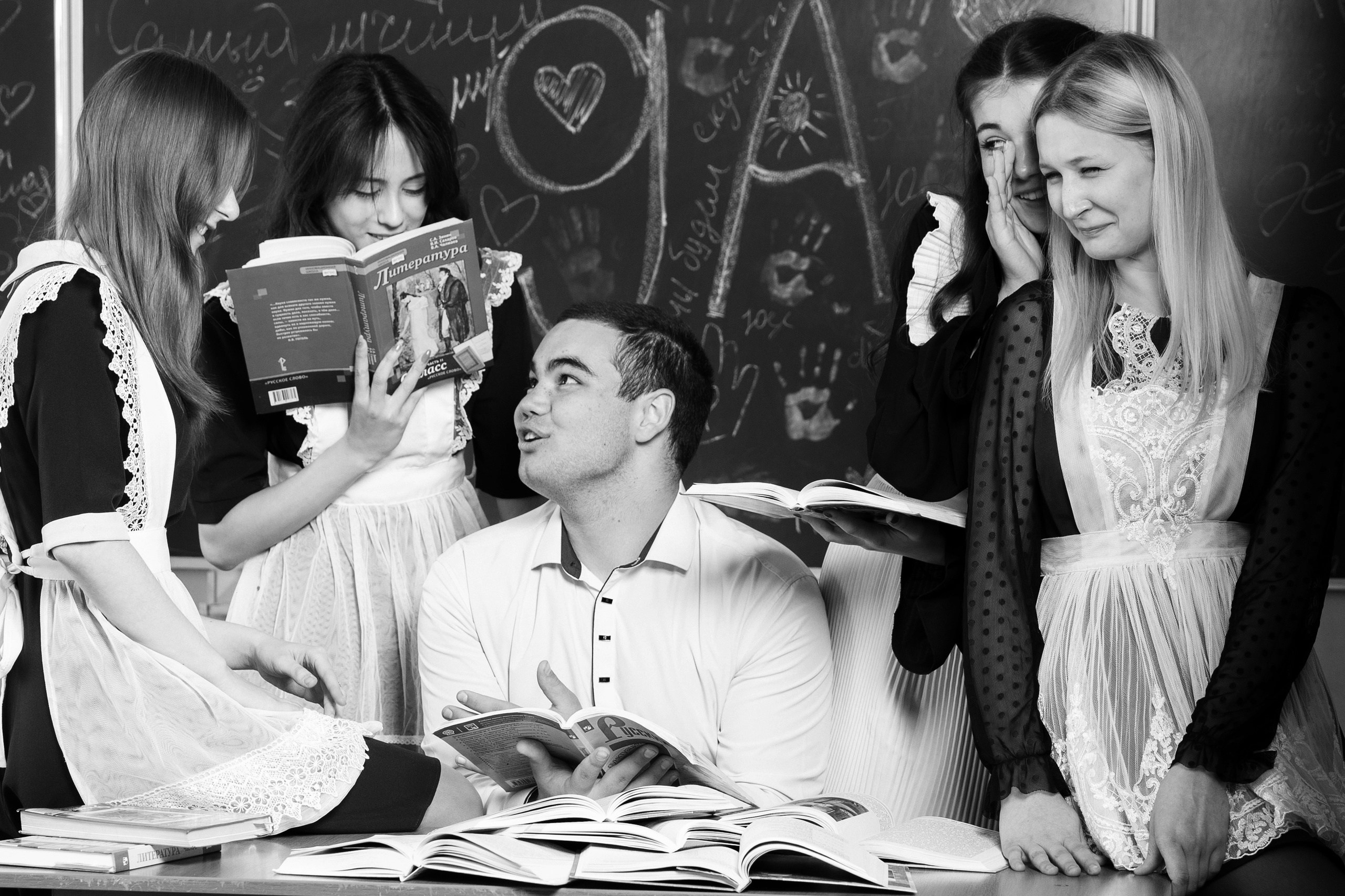 Школьные альбомы в Чернянке. Фотограф Максим Никонов