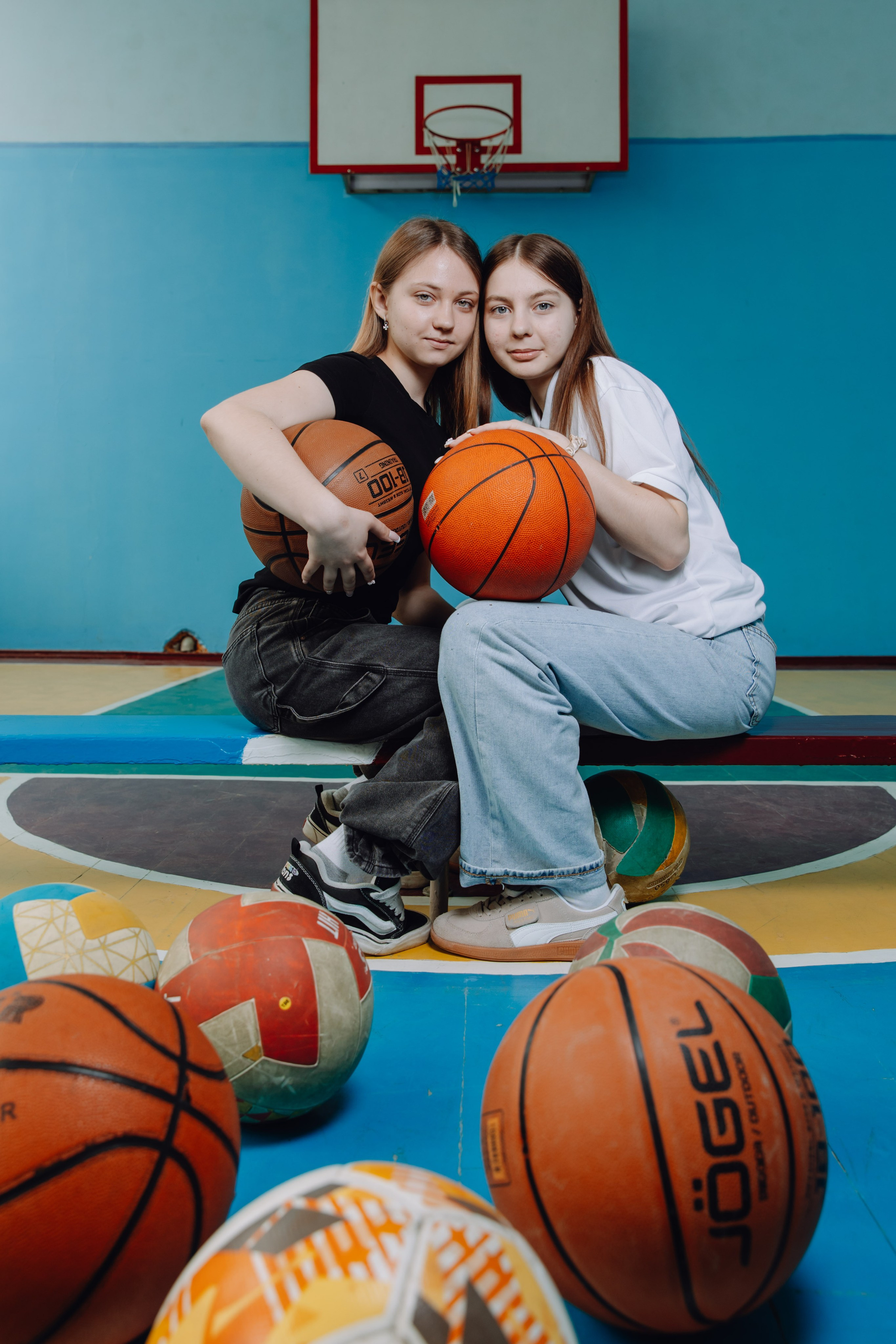 Школьные альбомы в Чернянке. Фотограф Максим Никонов