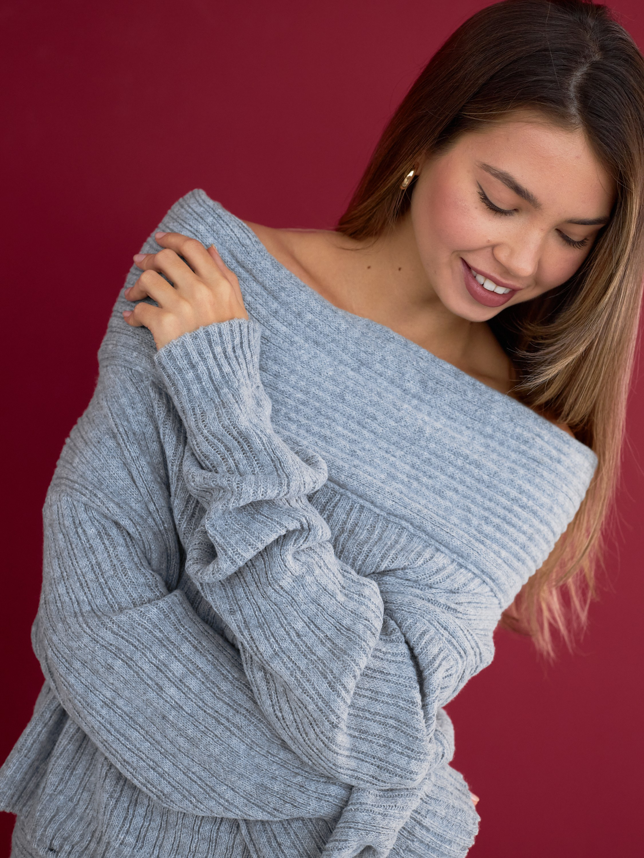 Фотосъемка теплых платьев Екатеринбург Wildberries ВБ Ozon Озон фотосессия одежды Екб заказать цена фотосъемка товара WB трикотаж карточки. Фотограф Екатеринбург Анастасия Жерновская | Маркетплейсы и нейрофото