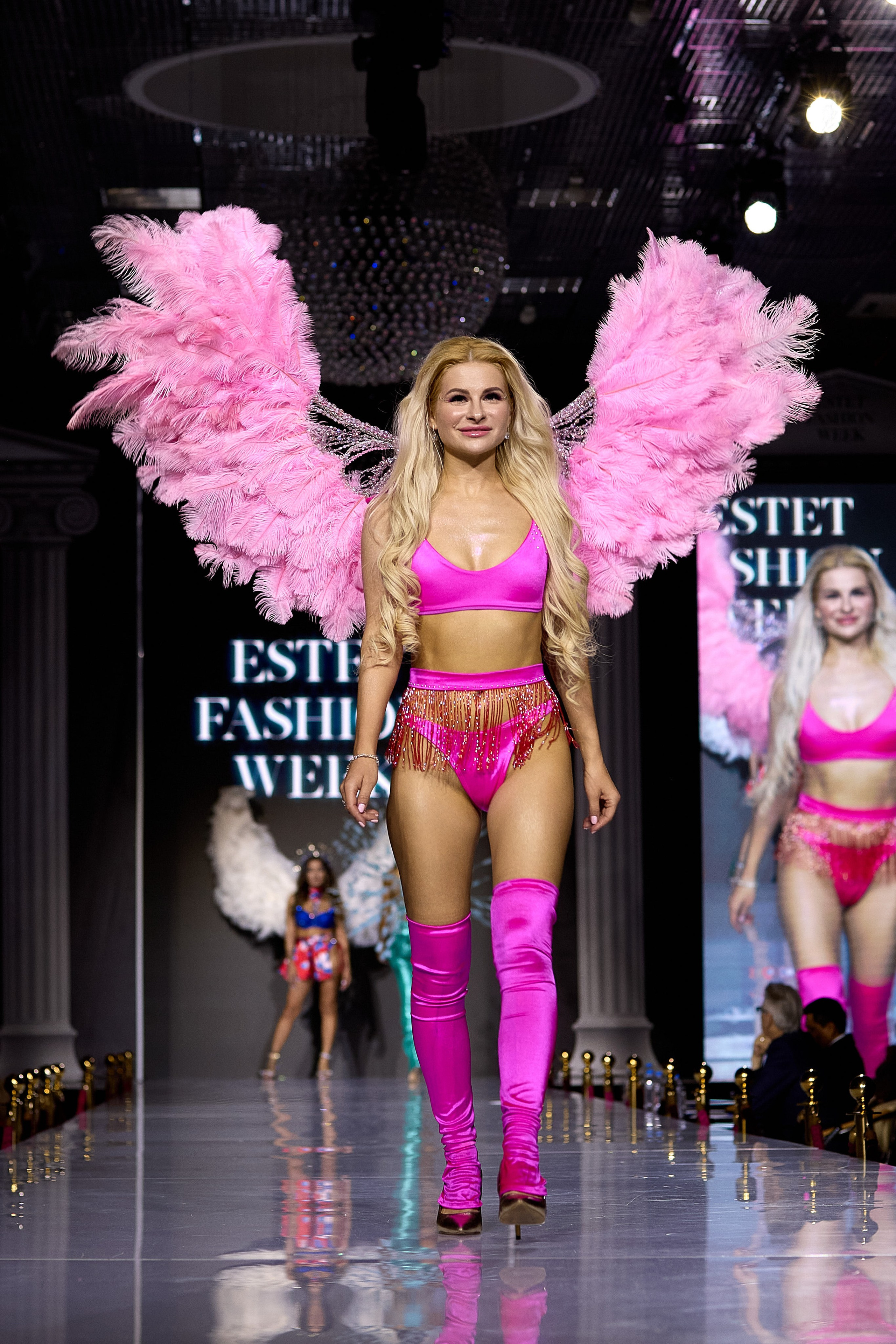 Показ в стиле Victoria's Secret | Ювелирная неделя моды «Эстет»