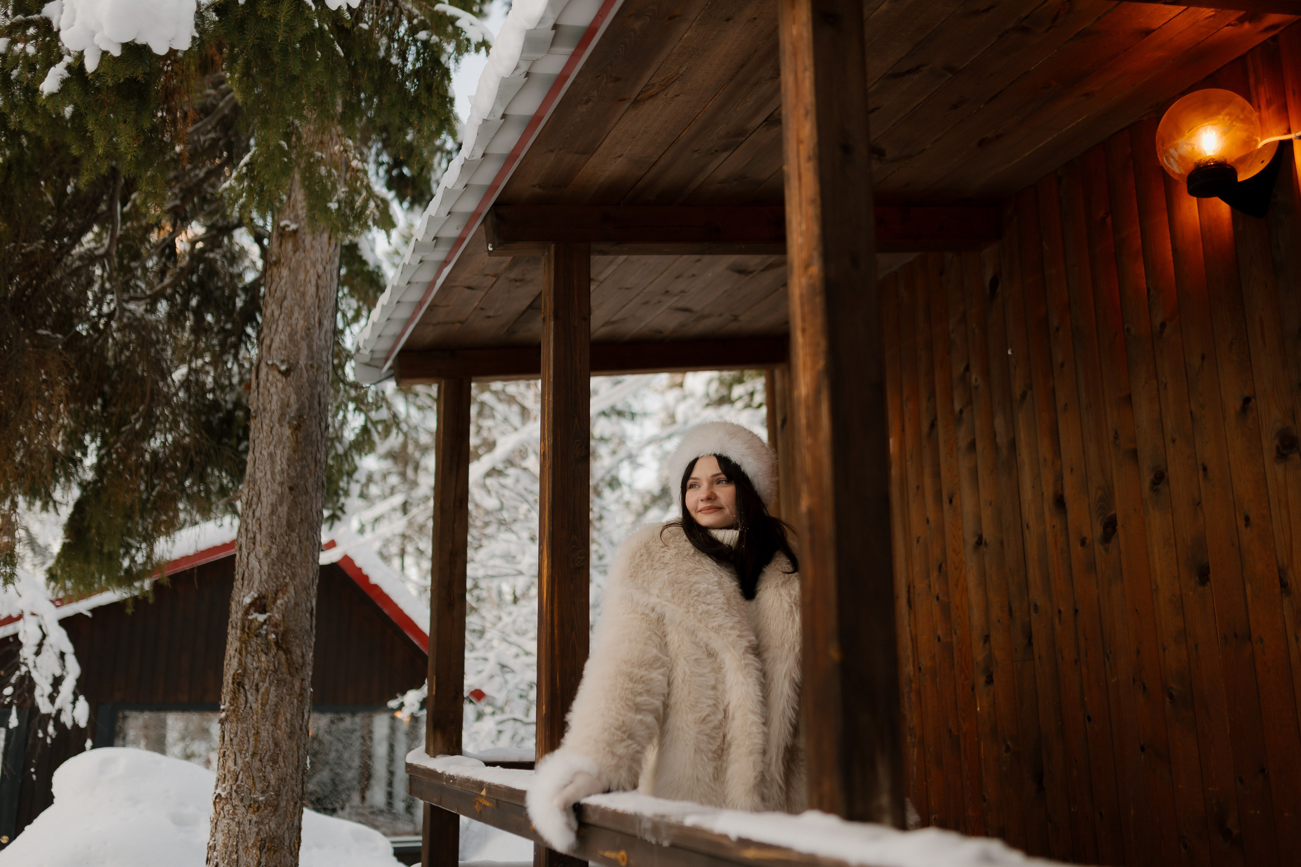 Старая деревня с деревянными избами укрыта пушистым снегом в зимние дни Мурманска.