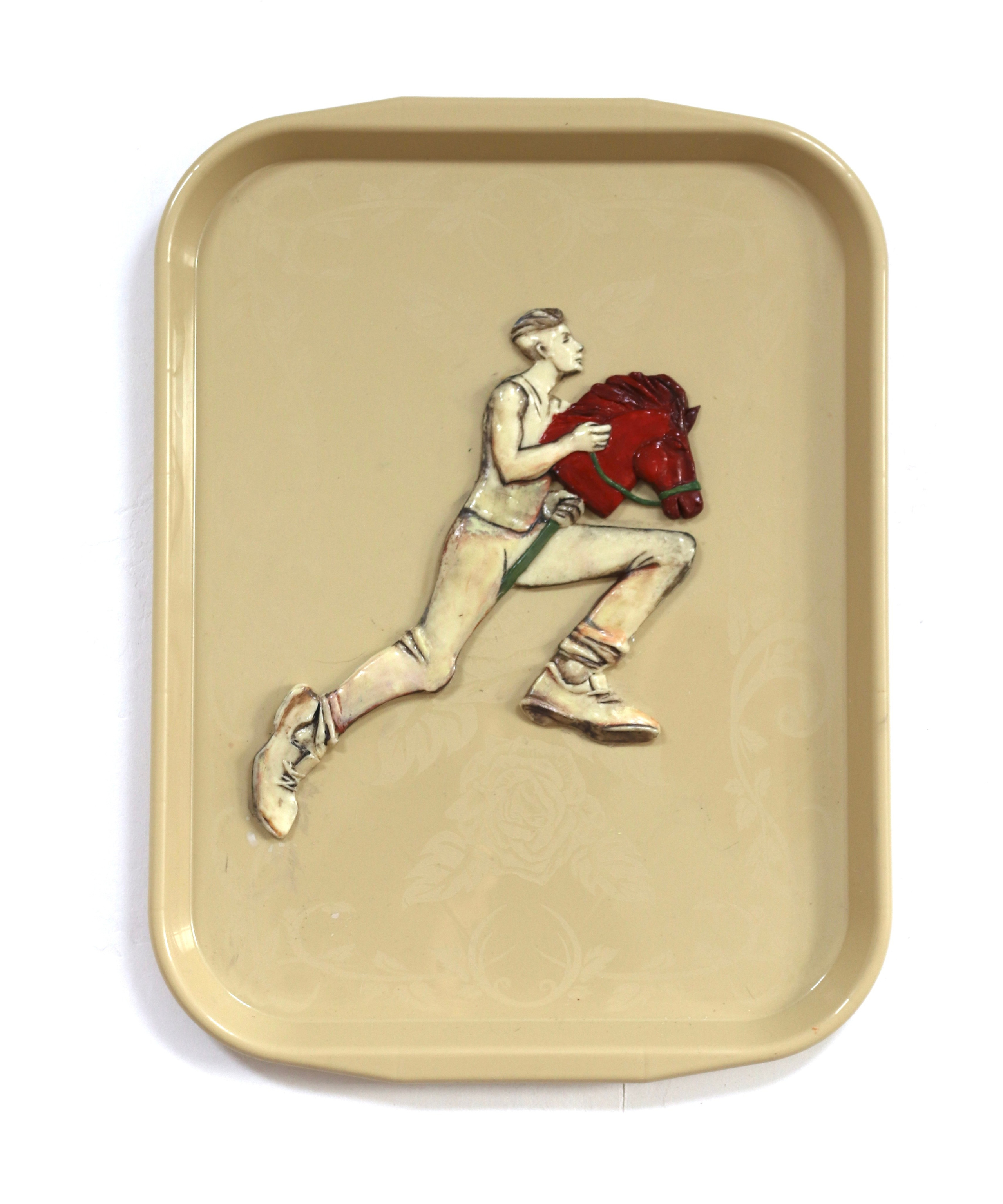 Современное искусство, поднос, рельеф, красный конь, хоббихорсинг