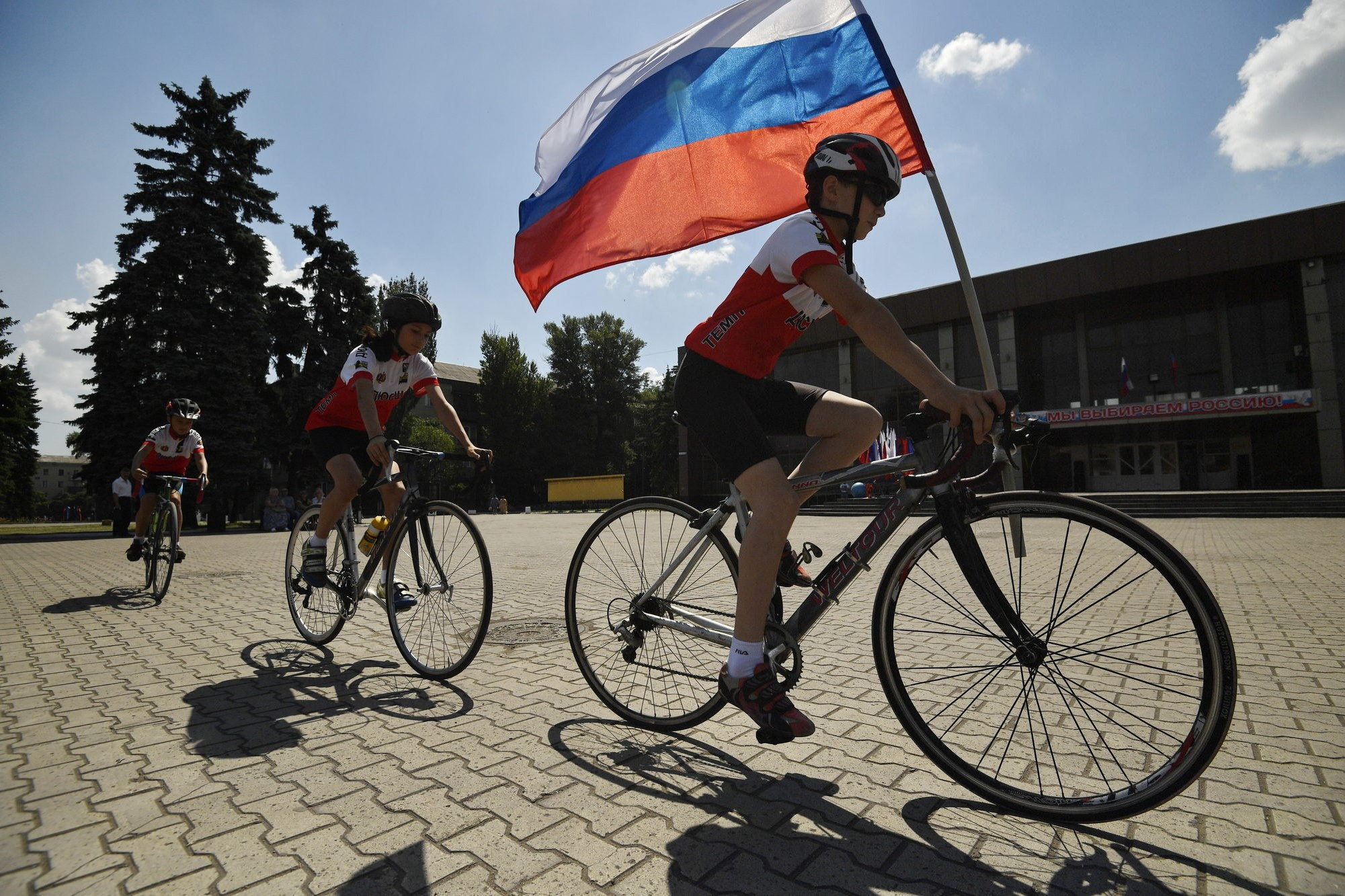 Официоз по плану, жизнь — между кадров: как снять День России и остаться собой. Документальный фотограф Сергей Вдовин