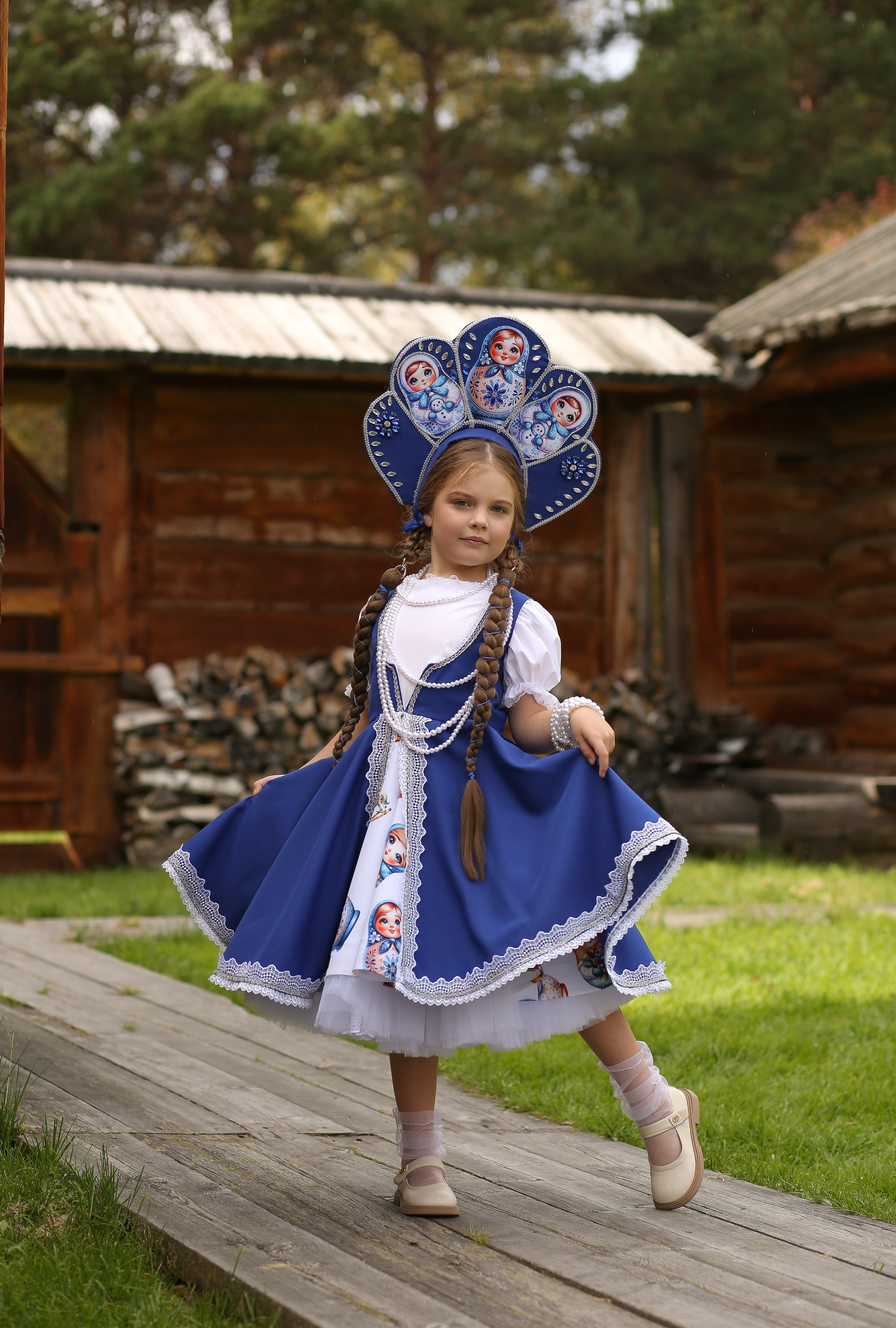 аренда наряда "матрёшка синяя". В состав костюма входит сарафан,рубашка, подъюбник. Кокошник оплачивается отдельно! Стоимость проката сутки 3000р. с кокошником 3500р. рост модели на фото 128-130 см.