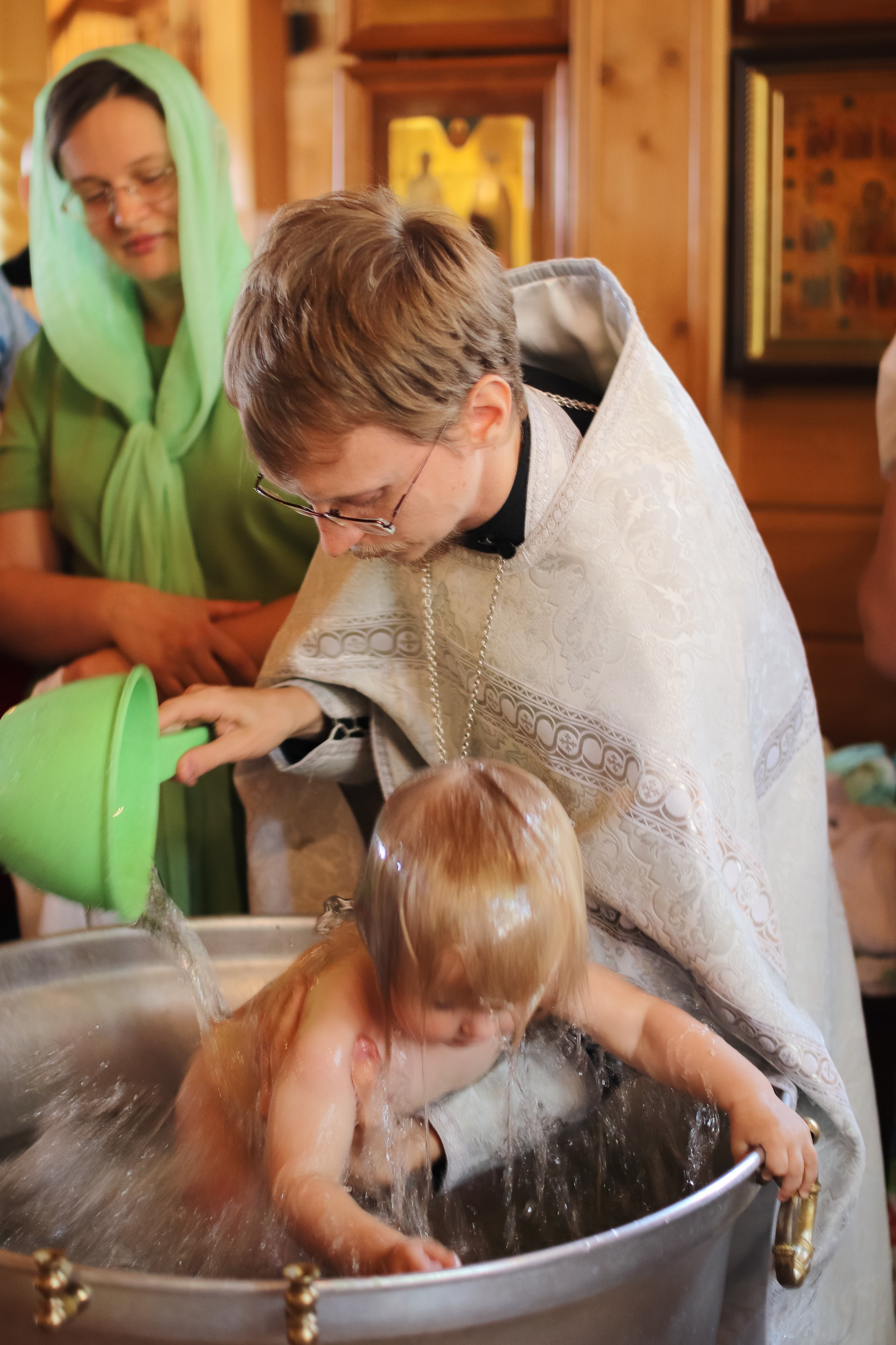 Крещение в храме Жён-Мироносиц в Марьино, базовая цветокоррекция. Фотограф на крещение/венчание
