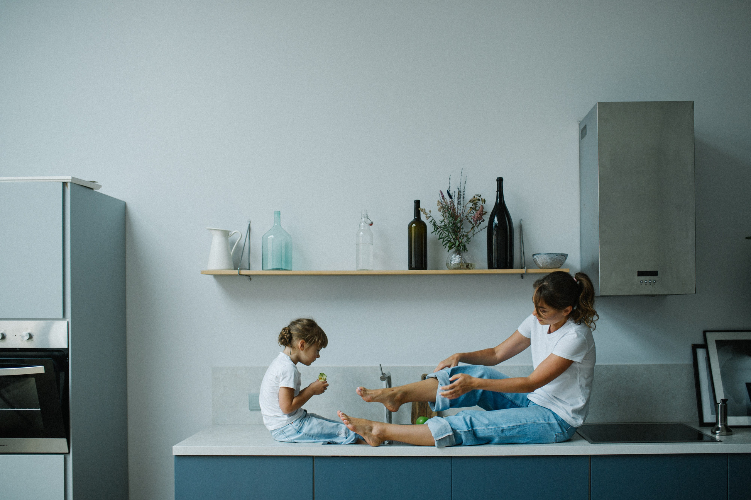 Купание с танцами на столе. Фотограф Оля Батист