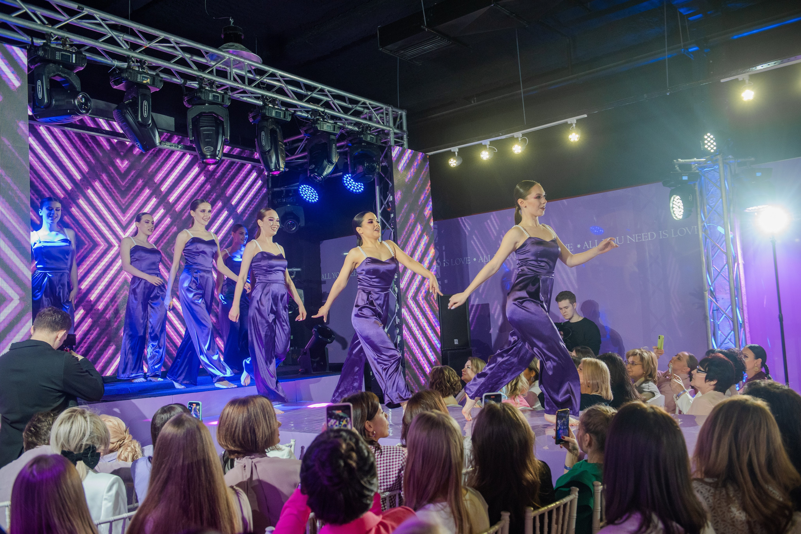 Выступления на банкетных площадках. Танцевальная шоу-группа «GRANAT»