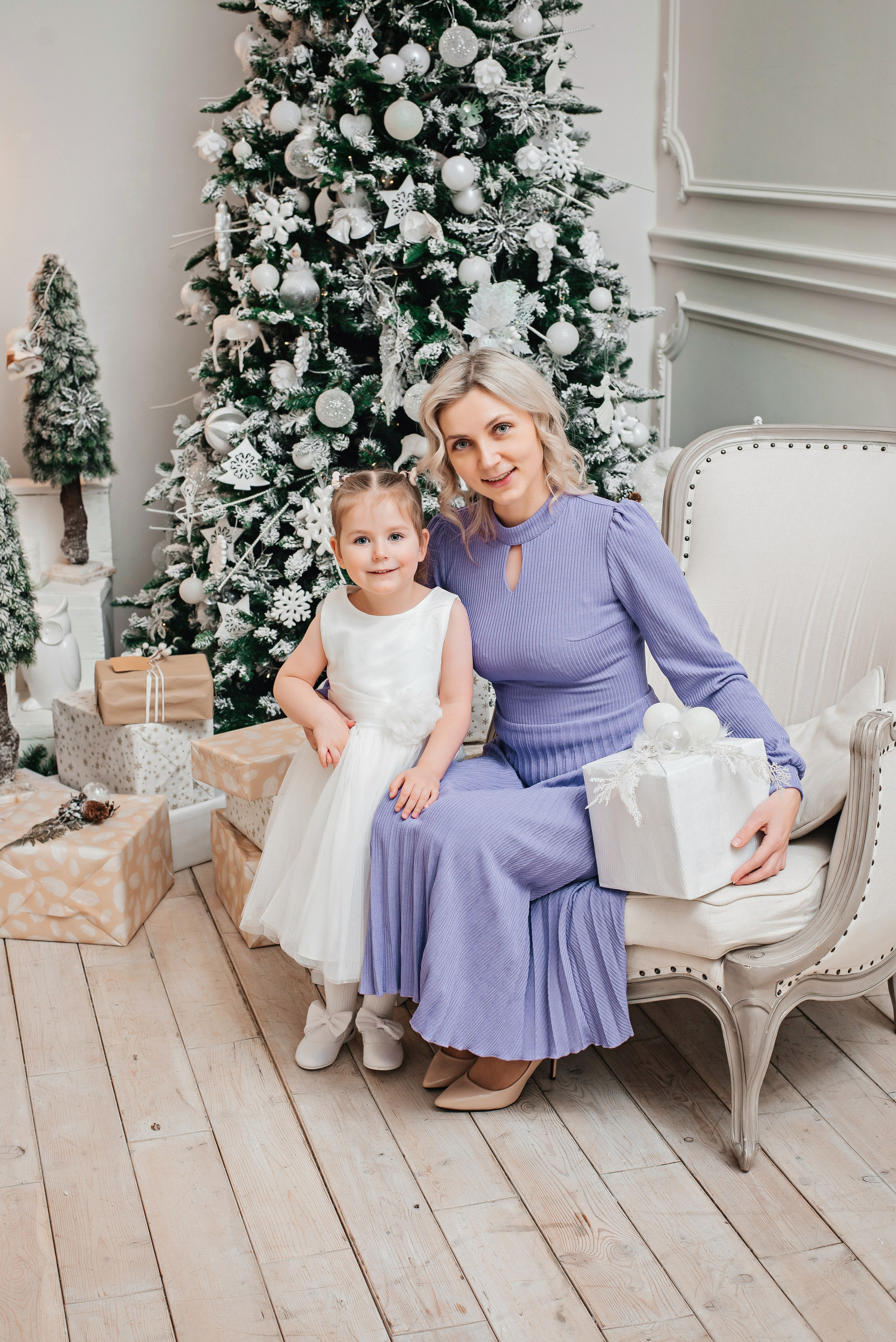 Катюша с семьей в студии. Детский и семейный фотограф выпускной альбом Приморско-Ахтарск