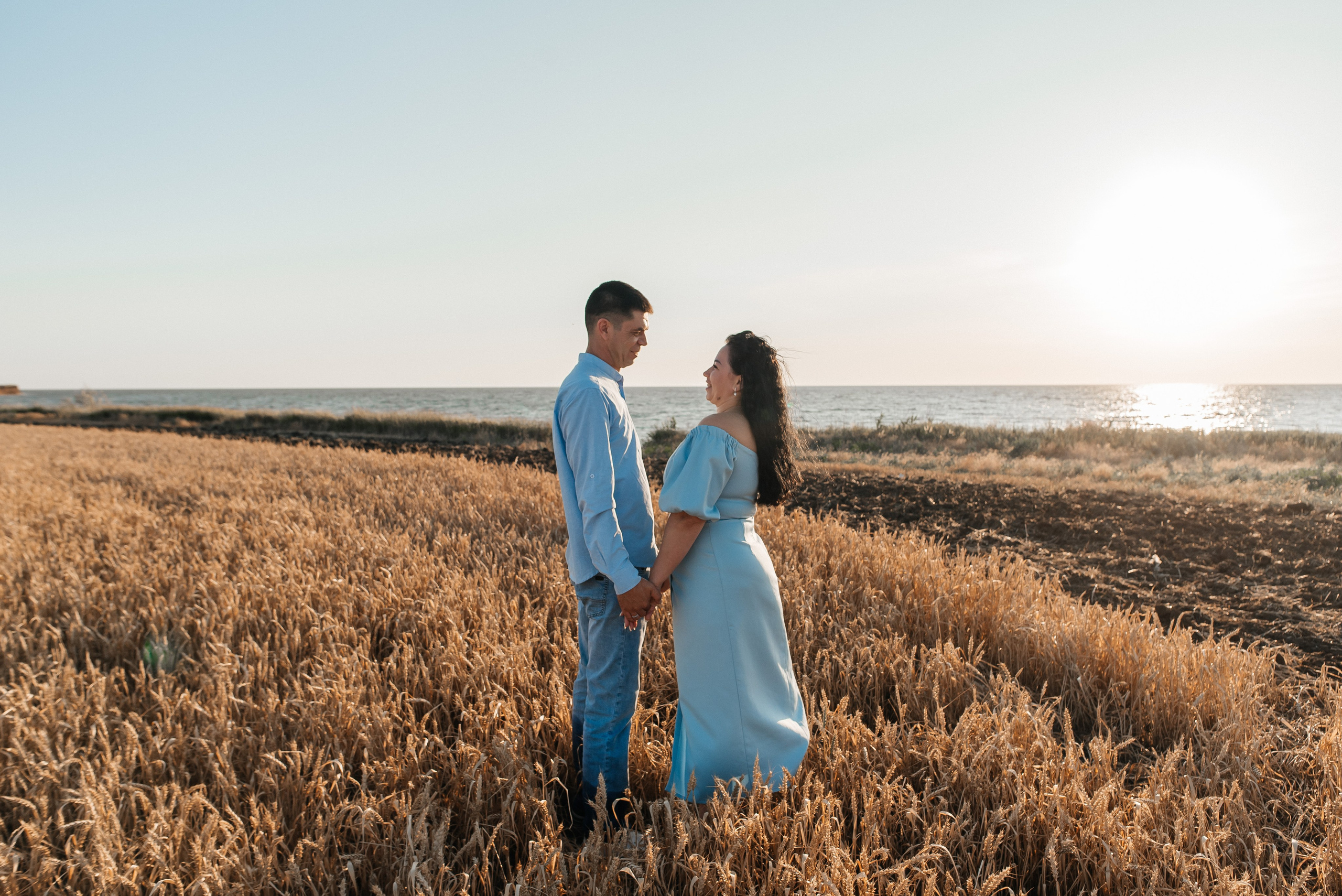 Андрей и Алена прогулка у моря. Детский и семейный фотограф выпускной альбом Приморско-Ахтарск