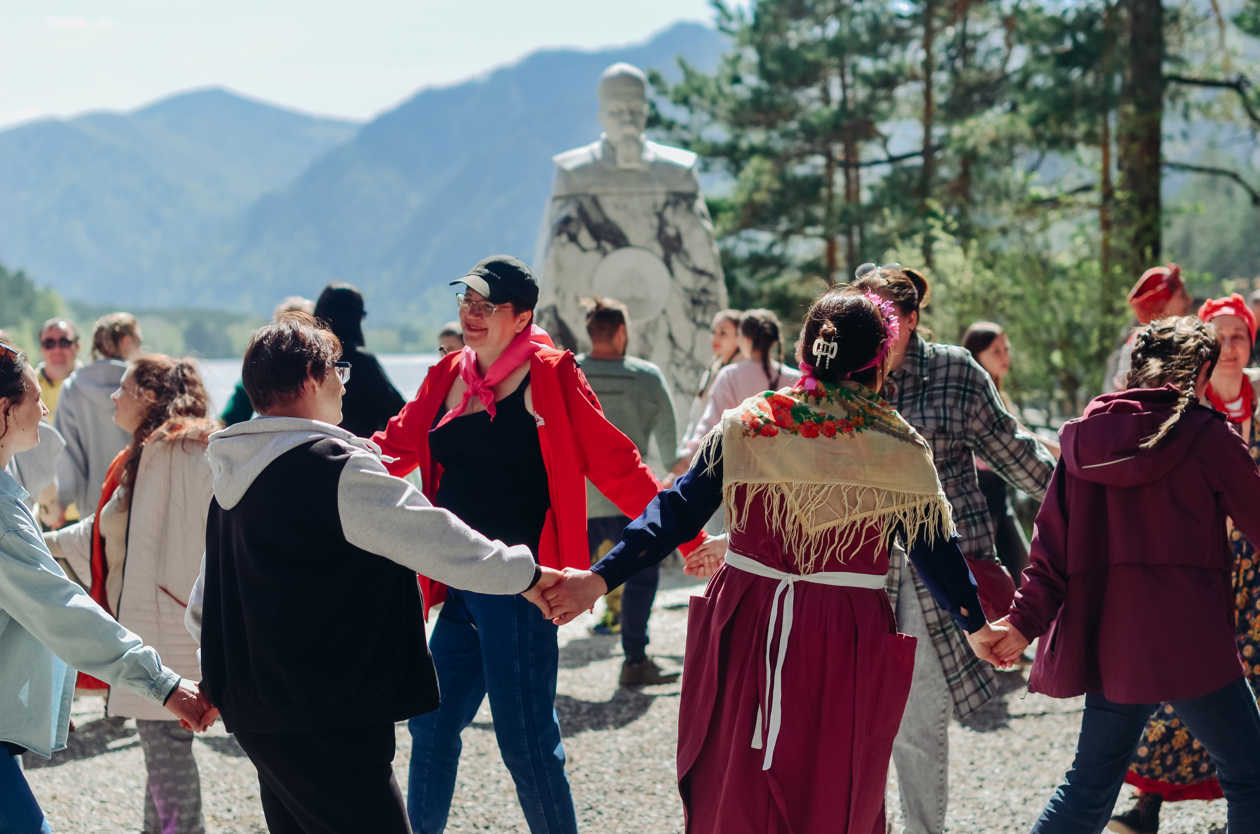 Фестиваль «Цветение Маральника на Алтае 2025». Фоторепортаж. Денисова Аля — фотограф для парных съемок и индивидуальных историй в Барнауле