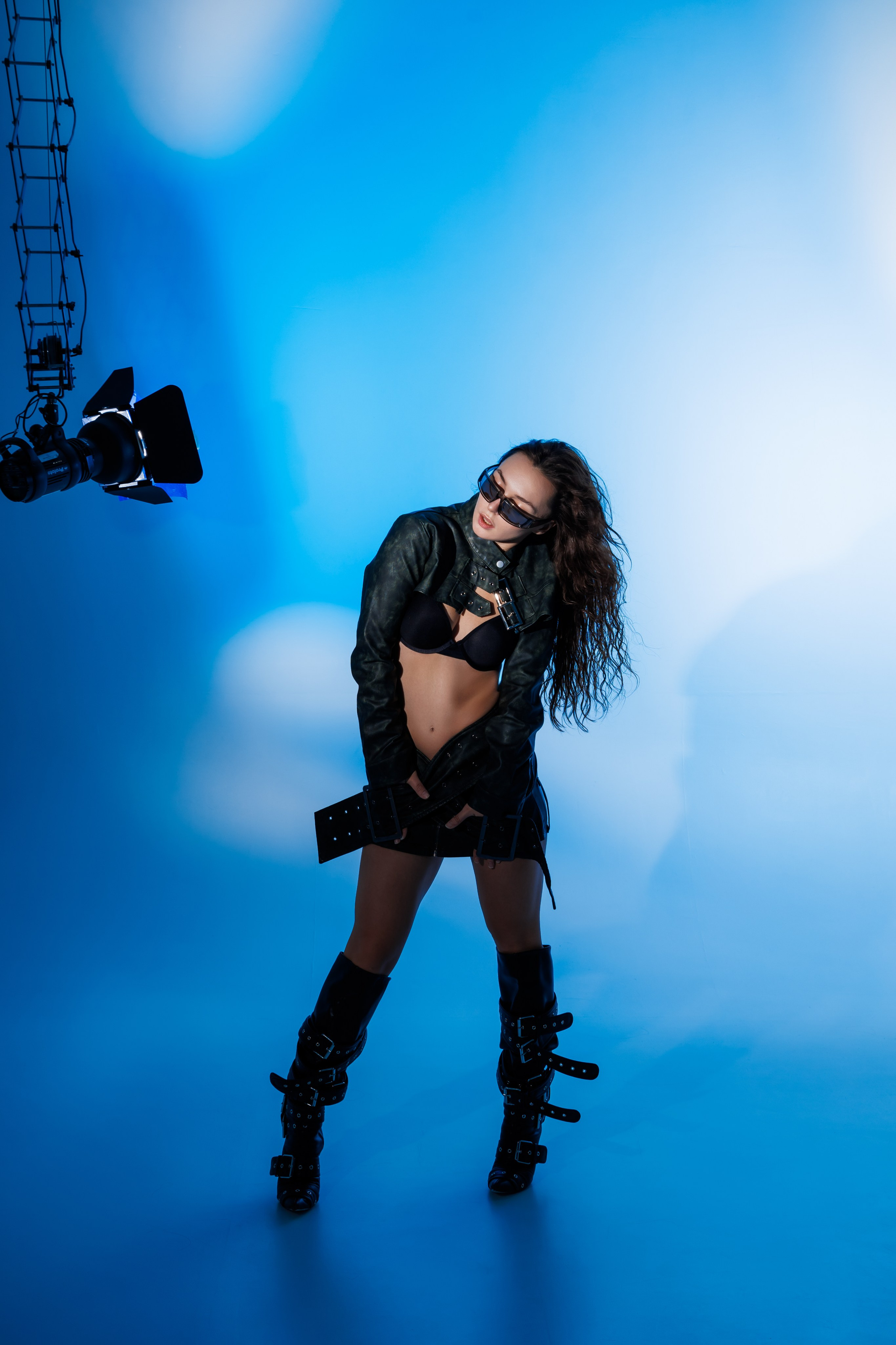 Танцовщица с шелком в золотом свете, художественная фотосессия