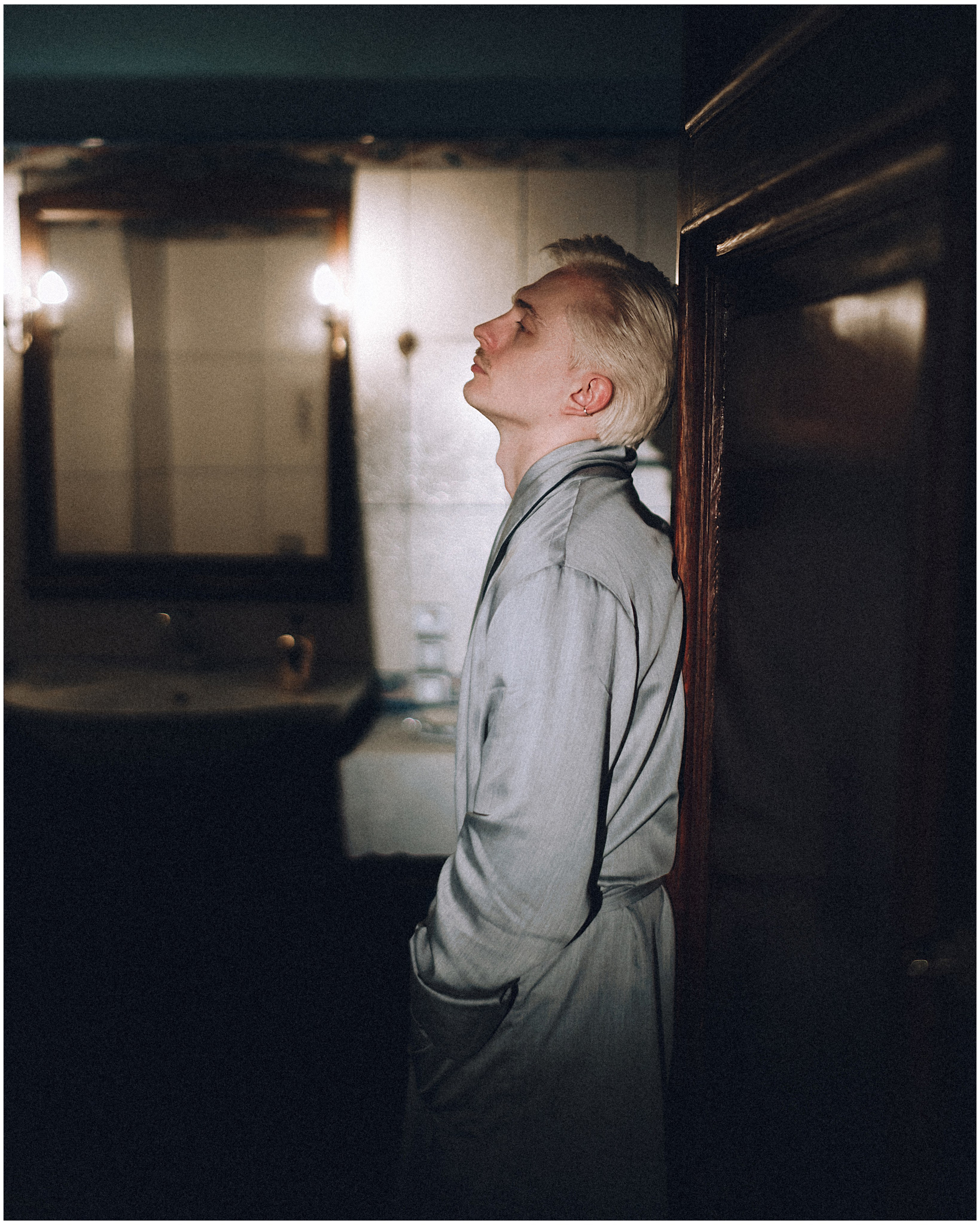 Портретная фотосессия мужчины в квартире в москве