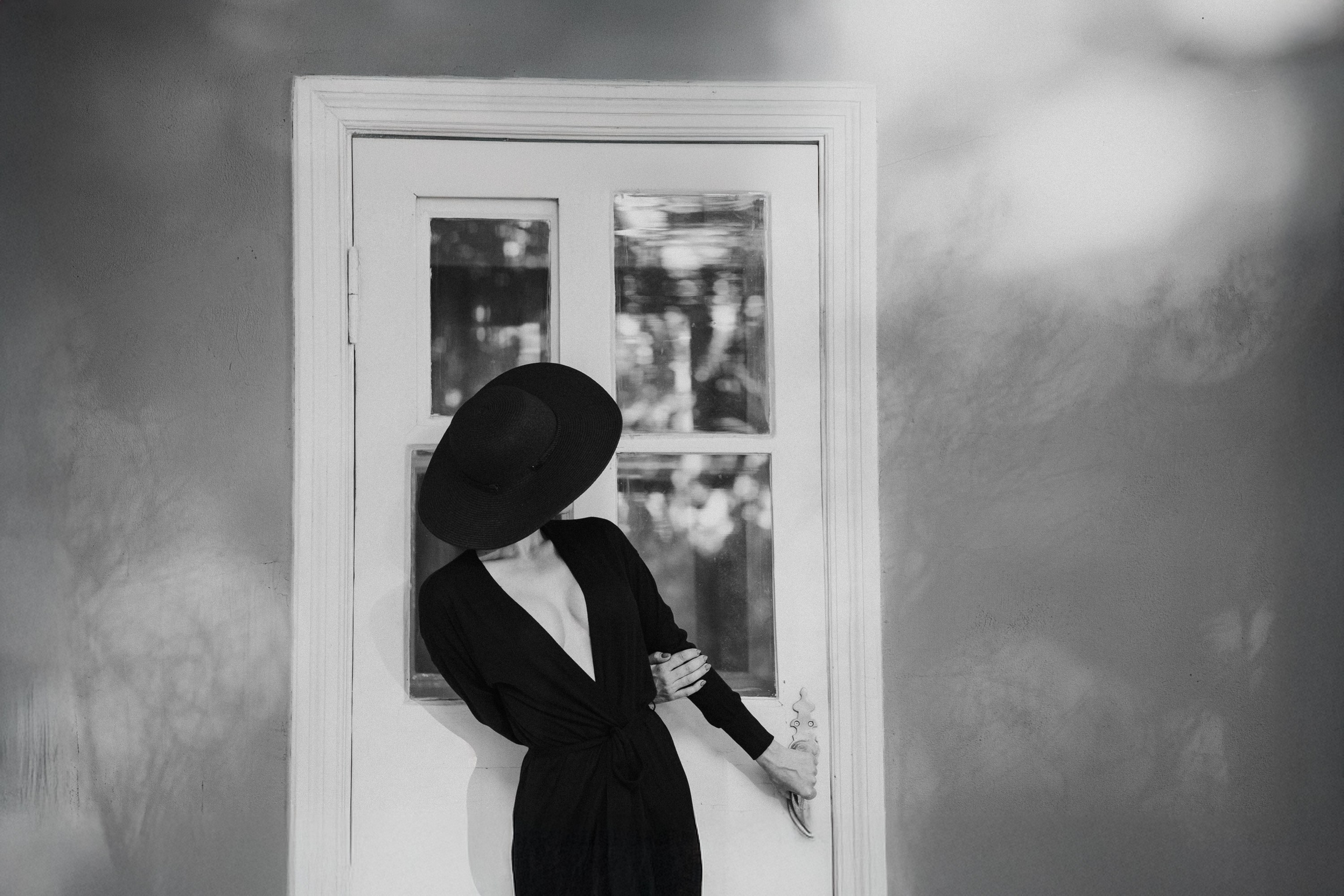 Девушка в черной шляпе