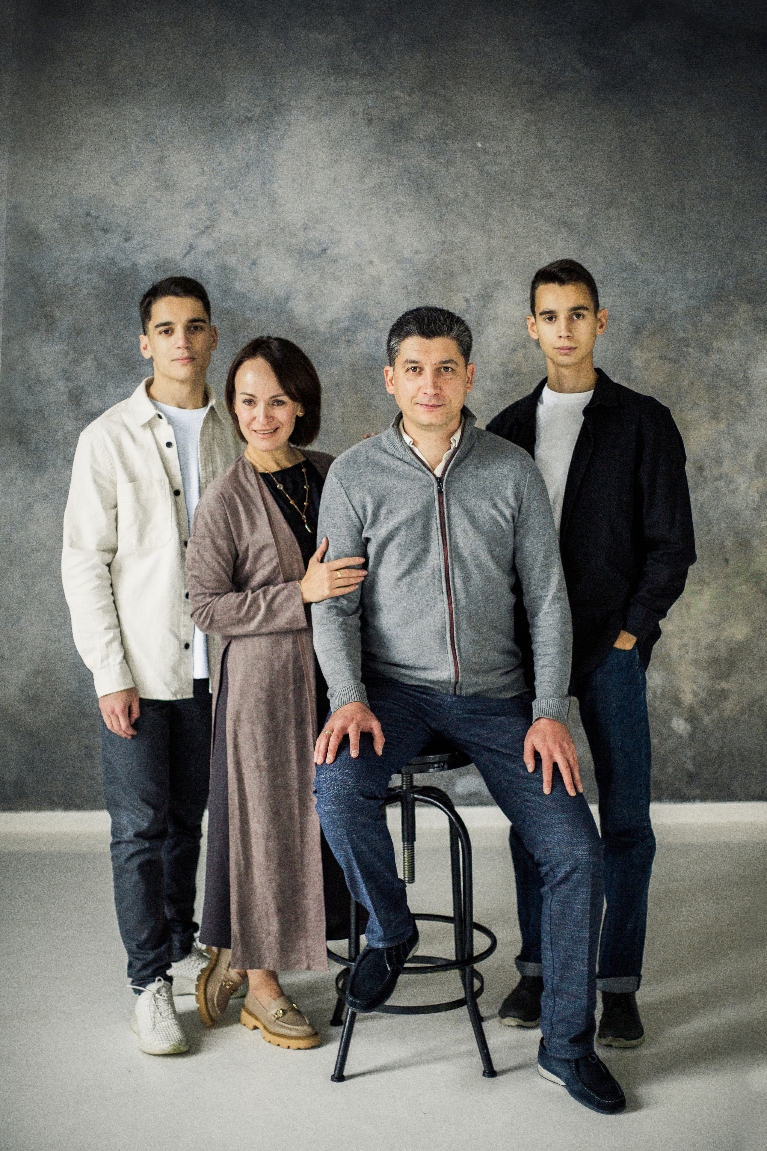 Семейная фотосессия родителей с сыновьями студентами в Studio 212. Детский, свадебный и семейный фотограф Юлия Курбатова, Санкт-Петербург