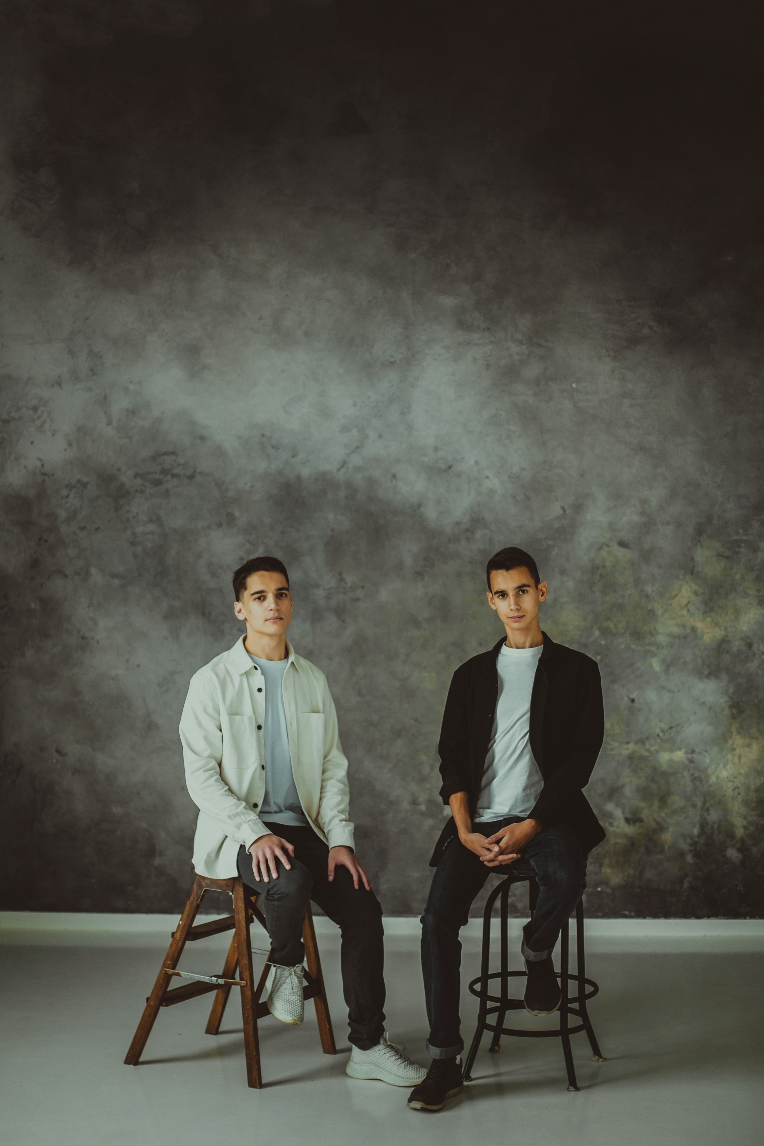 Семейная фотосессия родителей с сыновьями студентами в Studio 212. Детский, свадебный и семейный фотограф Юлия Курбатова, Санкт-Петербург